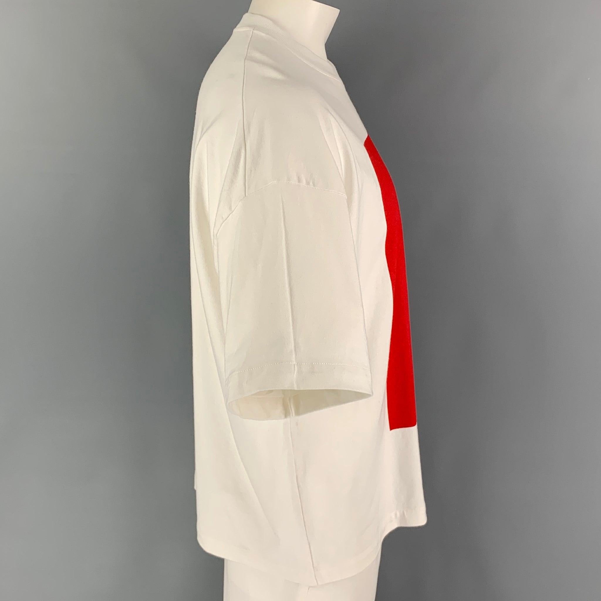 Le t-shirt JIL SANDER est en coton color block blanc et rouge, avec le logo 