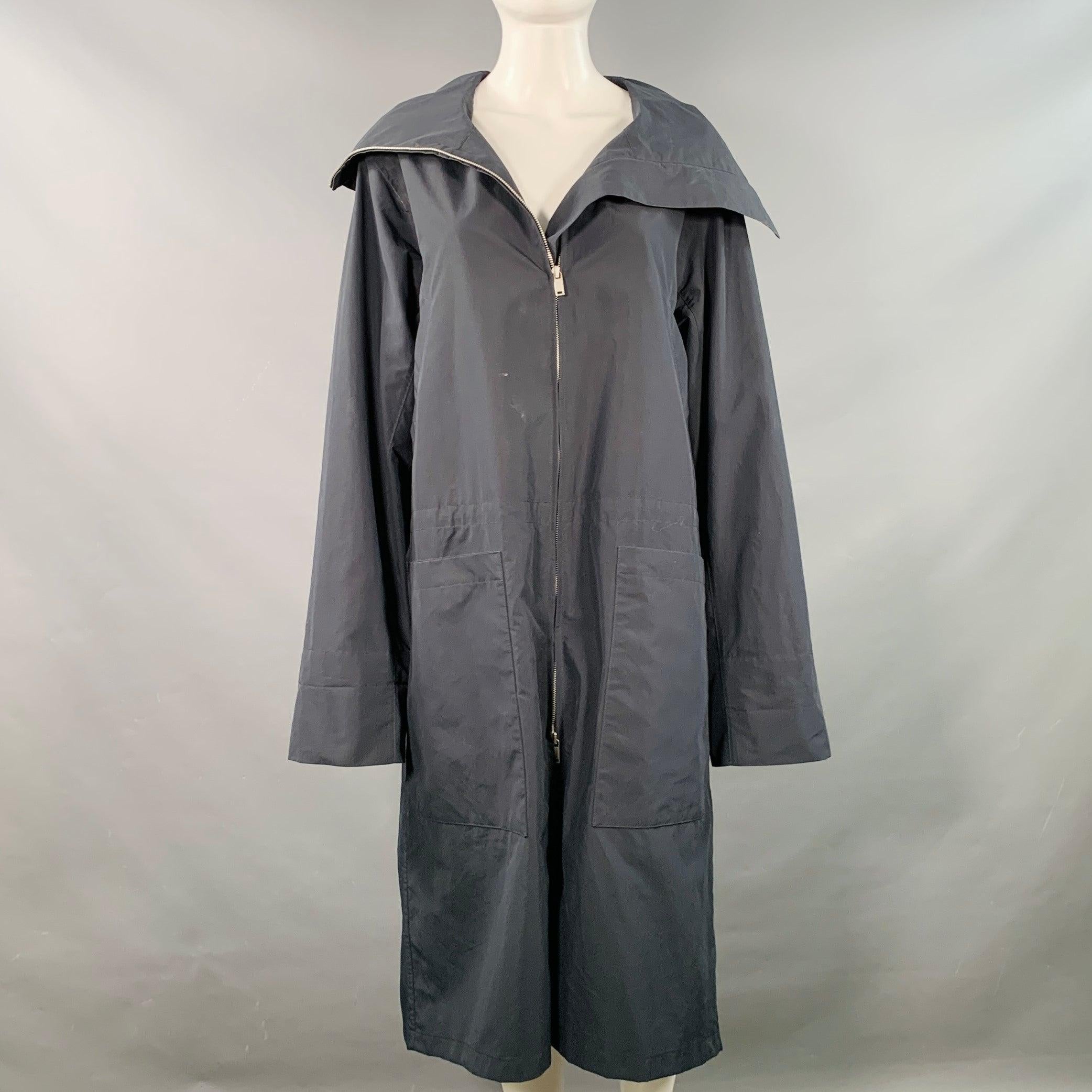 Manteau JIL SANDER
en polyester marine, avec capuche, quatre poches extérieures (deux plaquées, deux plaquées) et fermeture à glissière. Fabriqué en Italie. Bon état d'usage. Plusieurs marques mineures. 

Marqué :   DE 32 

Mesures : 
 
Épaule : 17