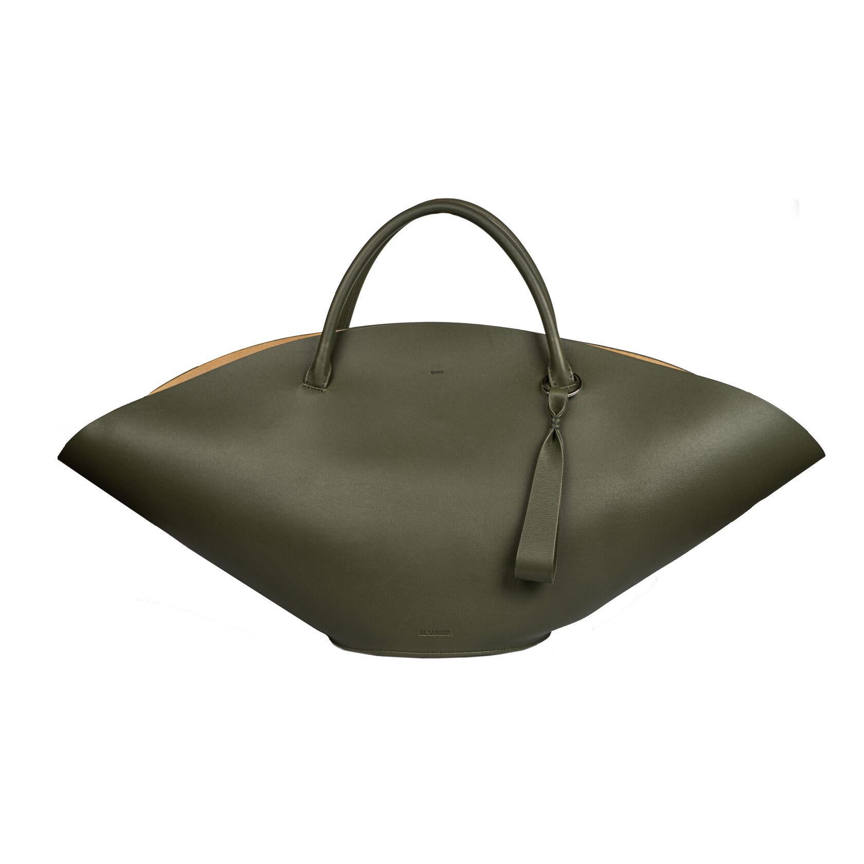CONDITION: NW: New
SET: Bag, Shoulder strap
SIZE: 63/28/19 cm; Handles 40 cm, Shoulder strap 102 cm.
Khaki
Leather material
INSIDE COLOR: Brown
INSIDE MATERIAL: Suede
HARDWARE: Gold-tone metal