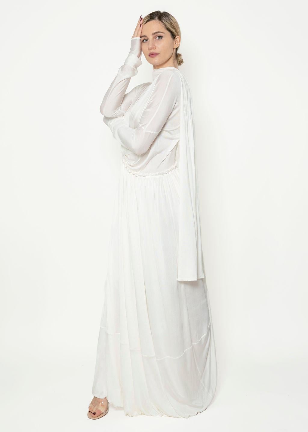 Unser Angelic Jil Sander Frühjahr 2020 Kleid ist aus 100% Seide und wird in Italien gefertigt. Der elastische Bund, die langen Ärmel und das asymmetrisch geraffte Mieder sorgen für eine klassische Silhouette. Der schmale Schal und der hohe