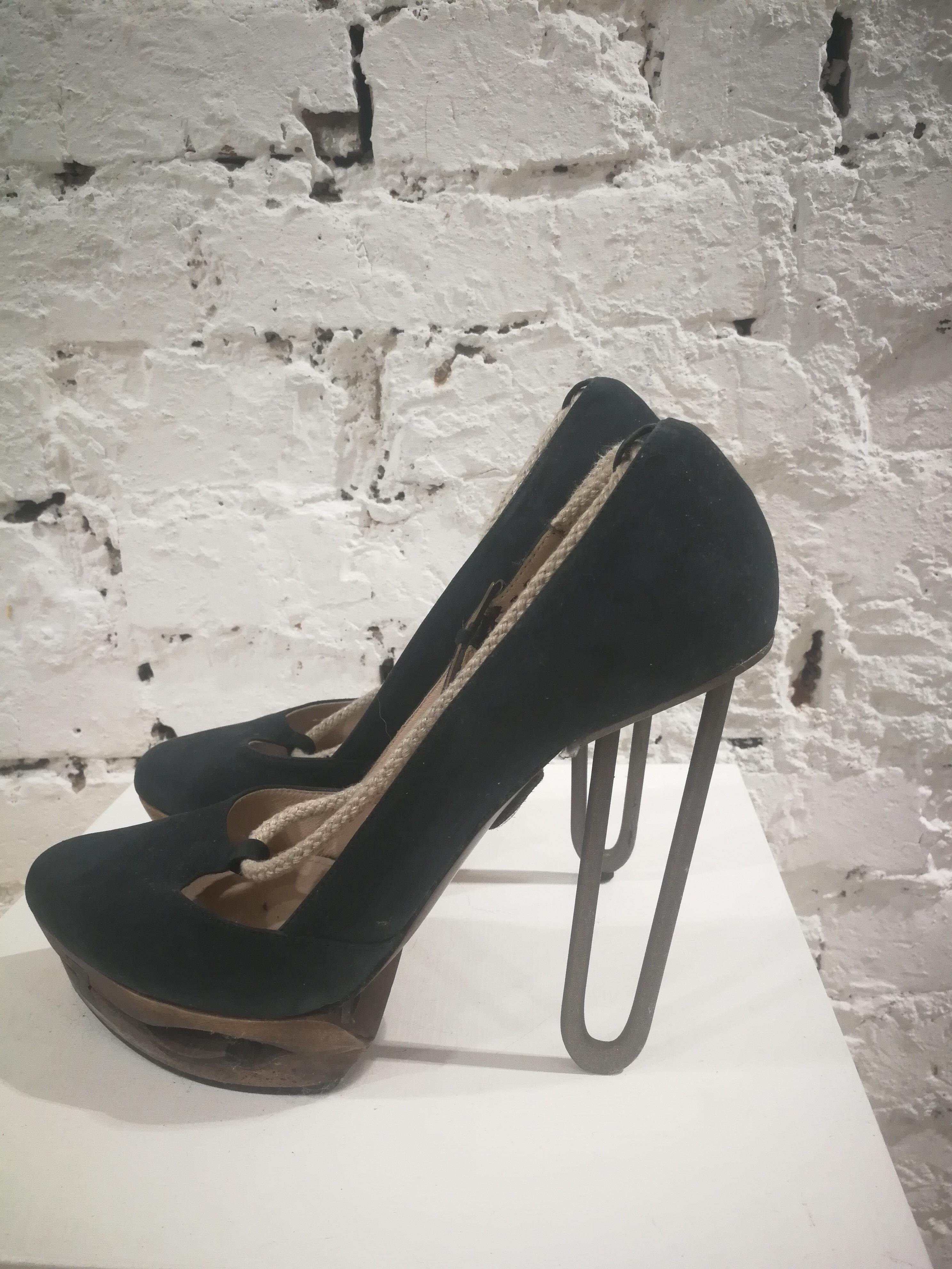 Jil Sander Suede Decollete
blue suede decollete with steel heels
size 39 it
heel: cm 13