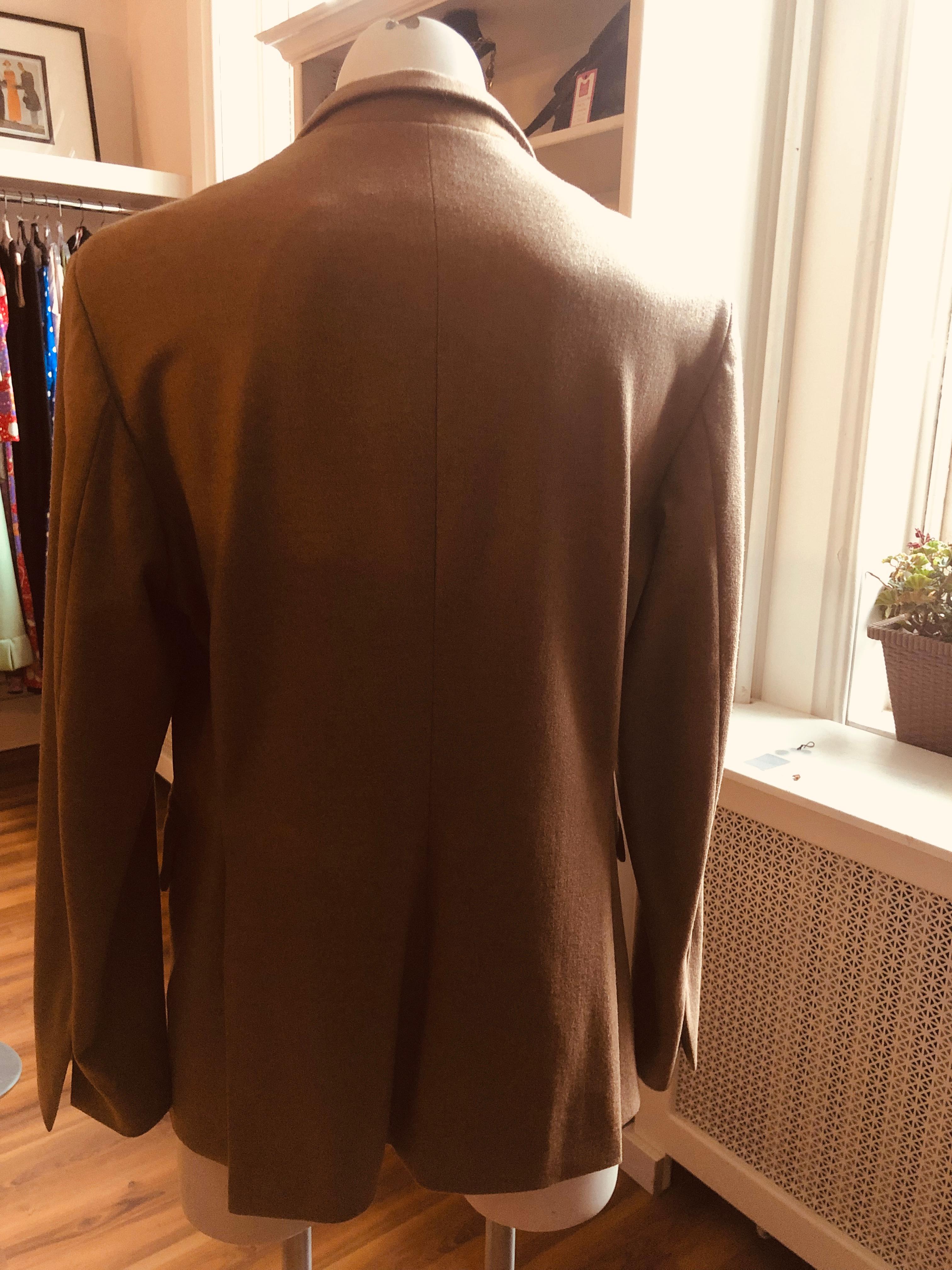 Made in Italy, this 55% cashmere 39% virgin wool blazer is beautifully tailored, with three button front closure, centre vent and overall exquisite design. Absolutely classic and gorgeous!