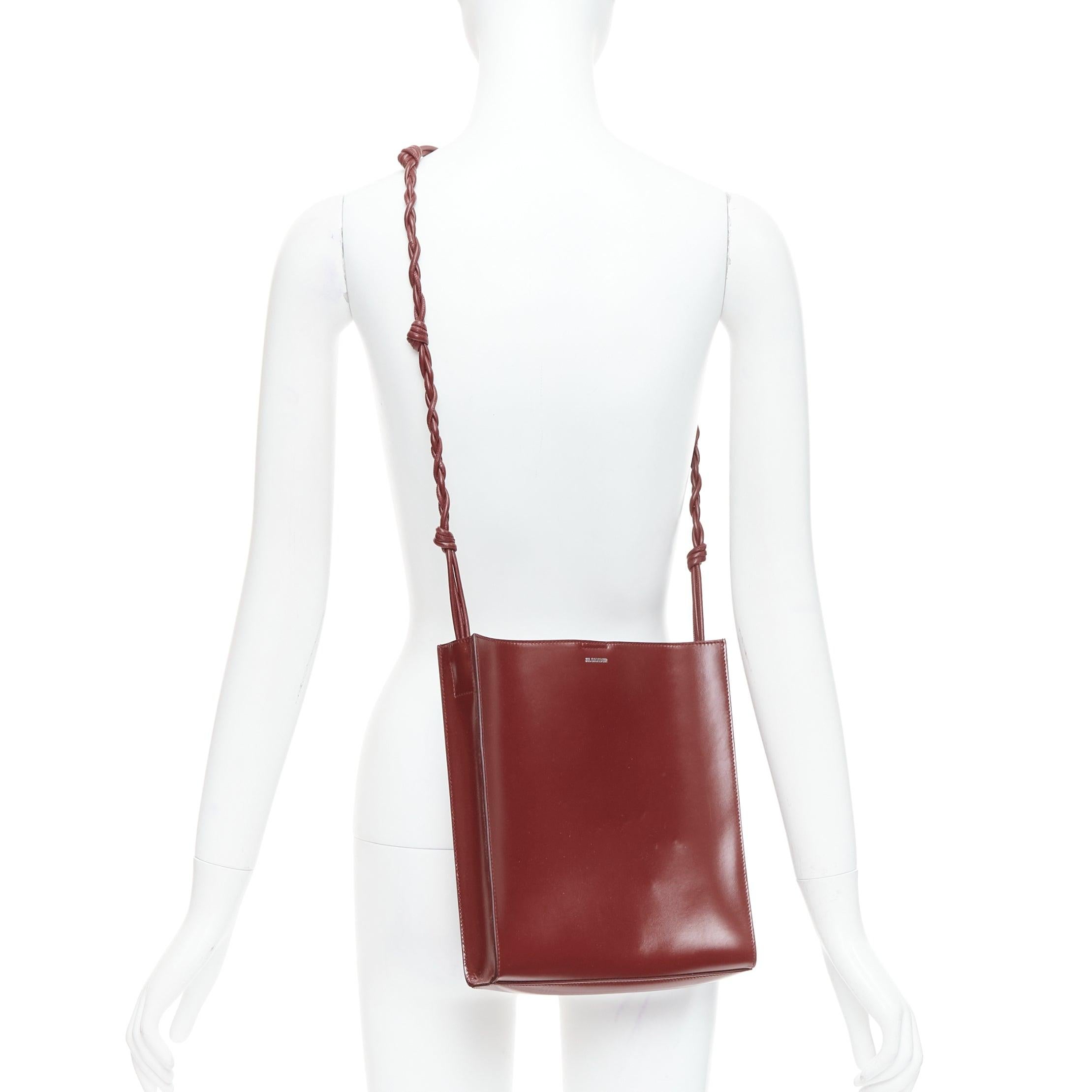 JIL SANDER Tangle burgundy knotted leather strap medium crossbody bag
Reference: ECLO/A00061
Brand: Jil Sander
Designer: Jil Sander
Model: Tangle
Material: Leather
Color: Burgundy
Pattern: Solid
Closure: Magnet
Lining: Black Leather
Made in: