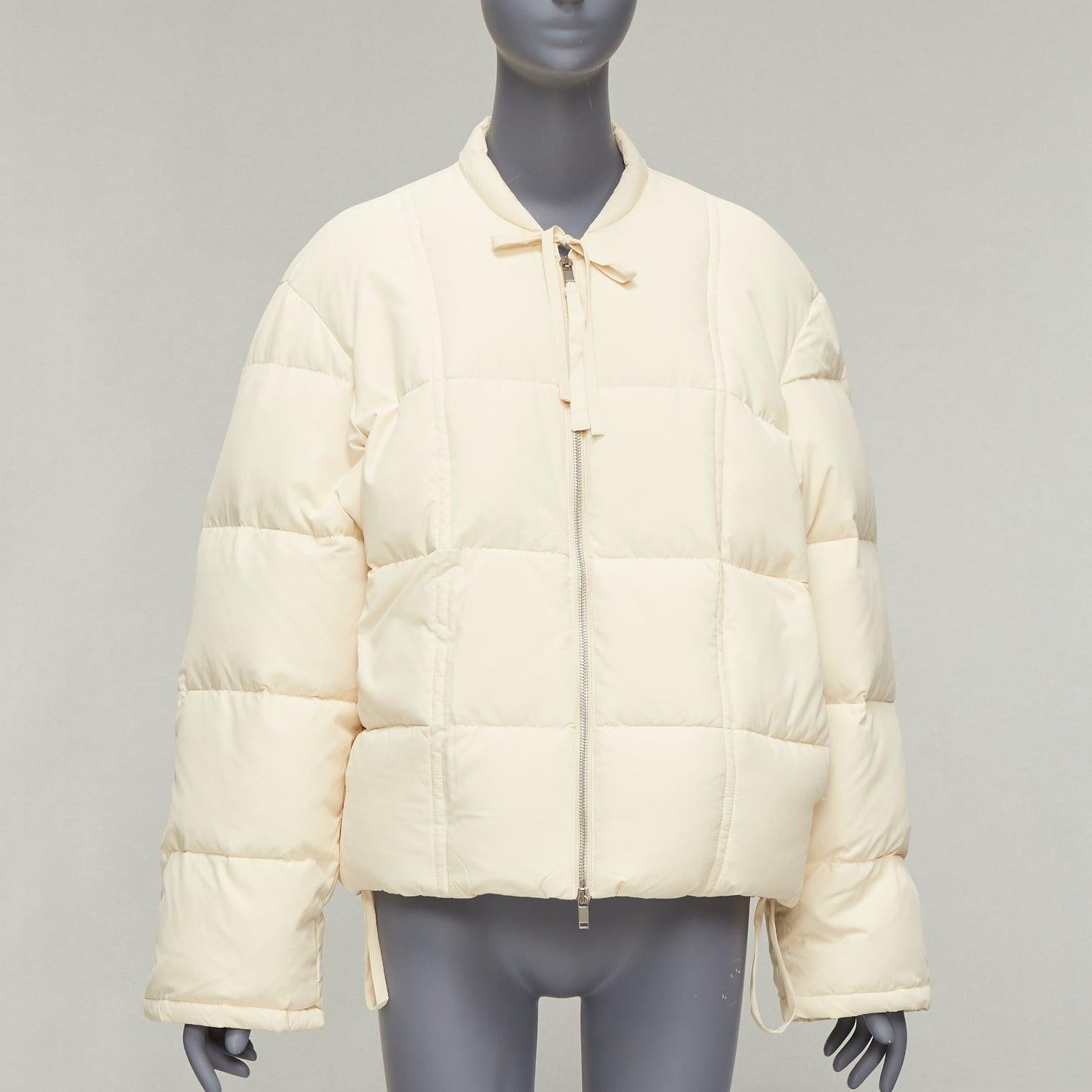 JIL SANDER + unisex cream water repellent 100% recycled cocoon puffer jacket M
Reference: TGAS/D01002
Brand: Jil Sander
Collection: Jil Sander +
Material: Polyester
Color: Cream
Pattern: Solid
Closure: Zip
Lining: White Down
Extra Details: Water
