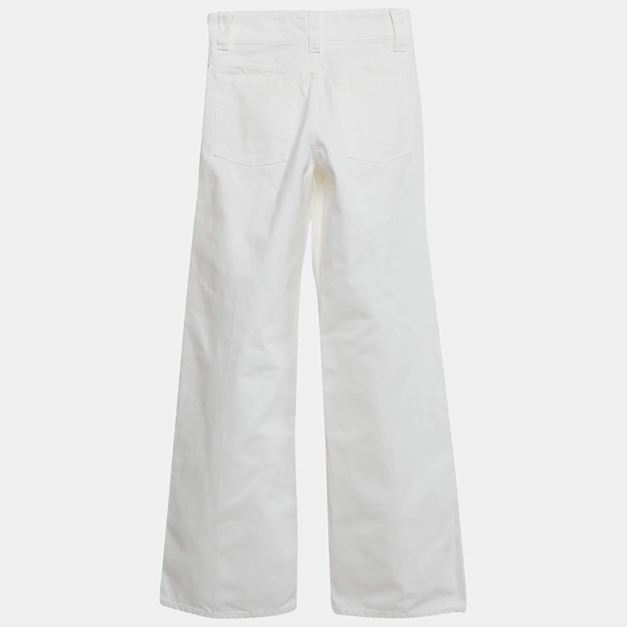 These Jil Sander jeans are a must have wardrobe essential. These white straight leg jeans can be dressed both up and down for looks that are either casual and comfy or chic and fashionable.
