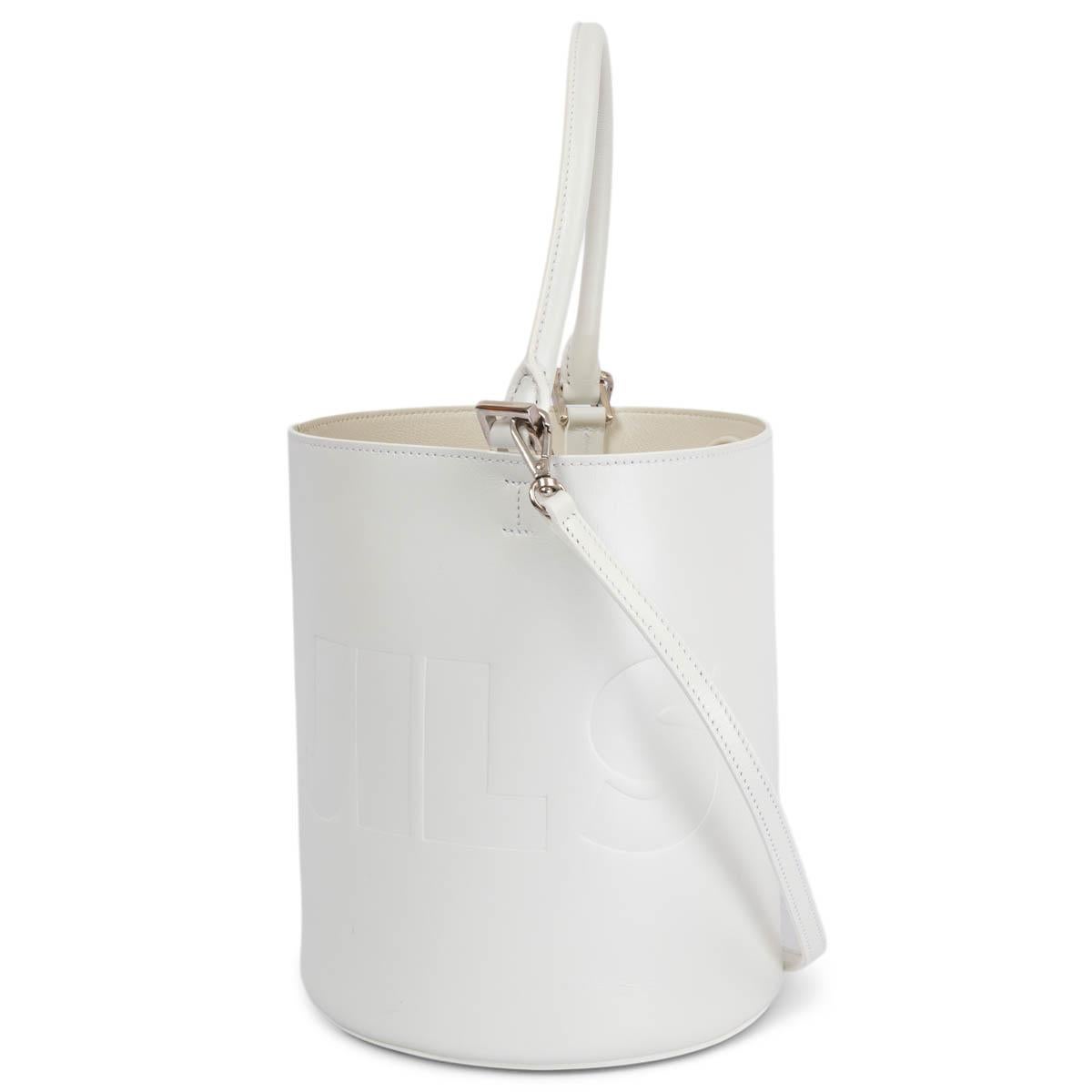 100% authentic Jil Sander round bucket bag in white calfskin with logo debossing and a detachable shoulder-strap. The design features a soft inside pouch in ivory leather and drawstring closure. The inside pouch is attached with push-buttons and can