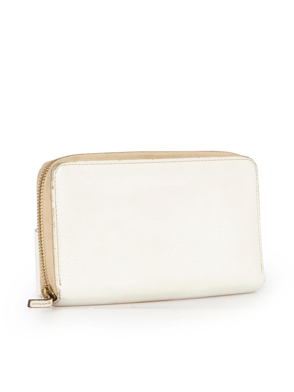 CONDITION is Good. General wear to purse is evident. Moderate signs of wear to the exterior with abrasions, scratches and marks to the leather on this used Jil Sander designer resale item.

Details
White
Leather
Wallet
Zip fastening
2x Main