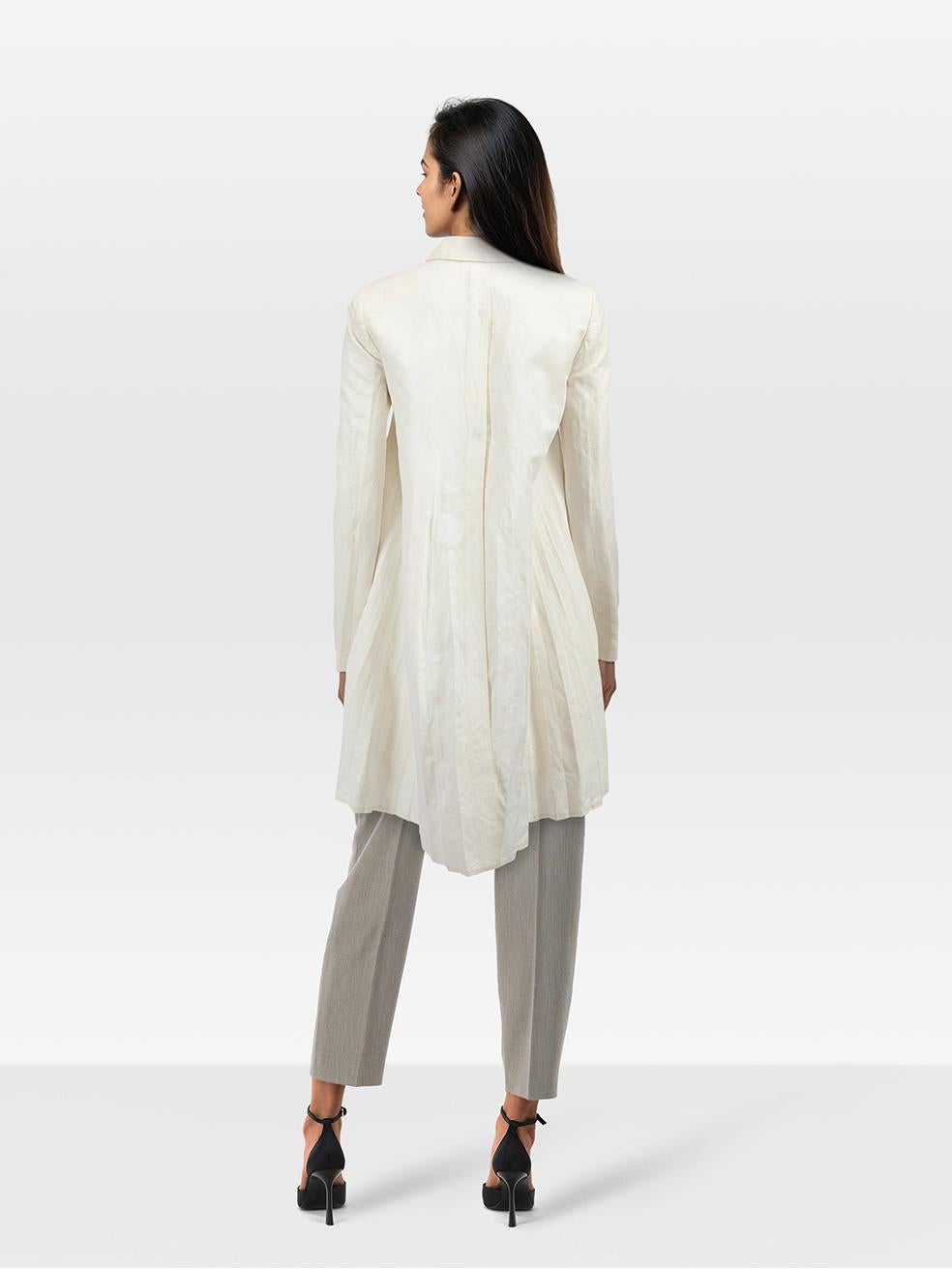 El ESTADO es Muy bueno. La sobrecubierta presenta un desgaste mínimo. Decoloración en todas las zonas interiores y exteriores de este artículo de segunda mano de la marca Jil Sander.
 

 

 

 Detalles
 

 

 Blanco
 

 Lino
 

 Blazer
 


