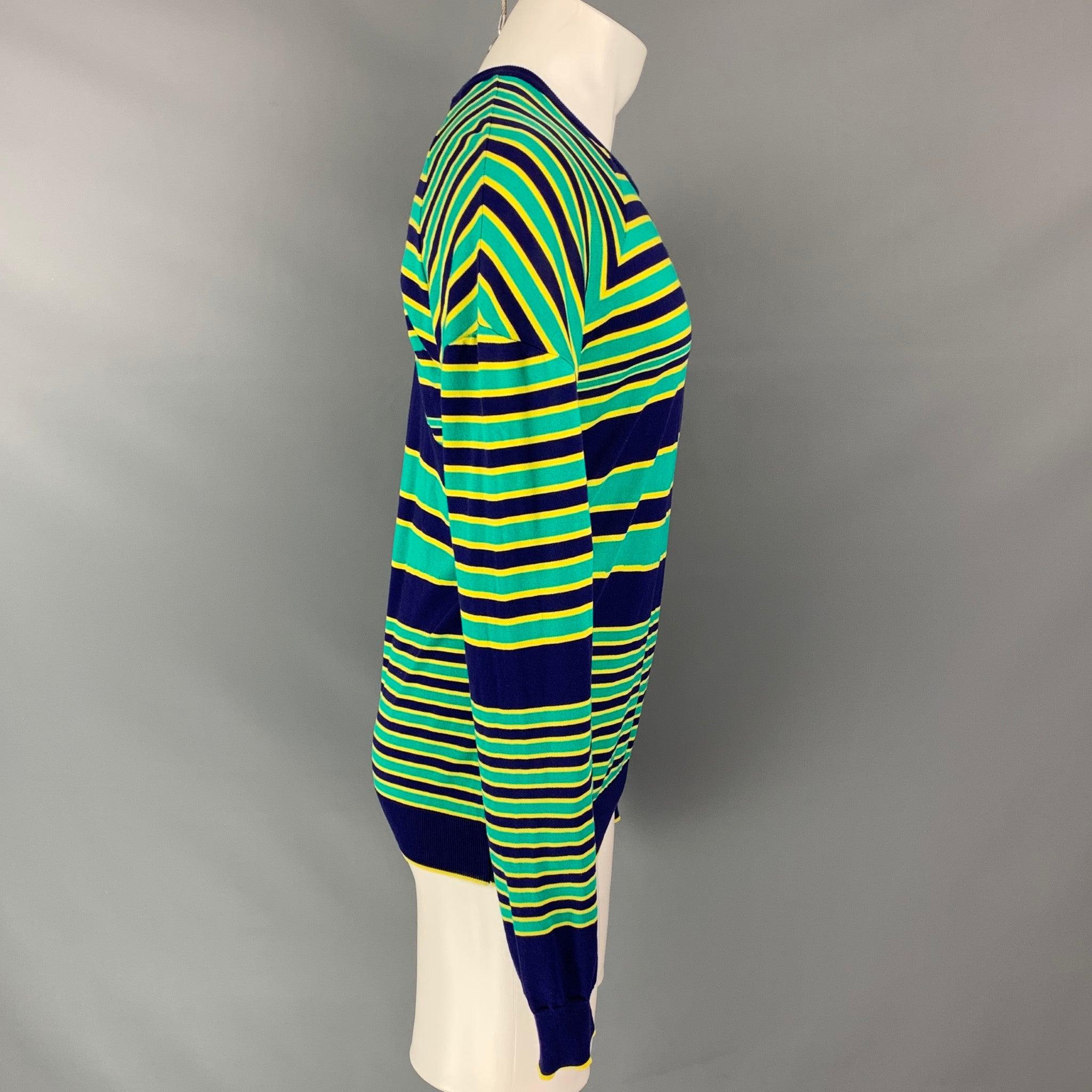 Jersey JIL SANDER x RAF SIMONS SS11 de punto de algodón verde y azul con estampado de rayas, dobladillo de canalé y cuello redondo. Nuevo con etiquetas.
 

Marcado:   IT 50 

Medidas: 
 
Hombro:
25 pulgadas  Pecho: 40 pulgadas  Manga: 25 pulgadas 