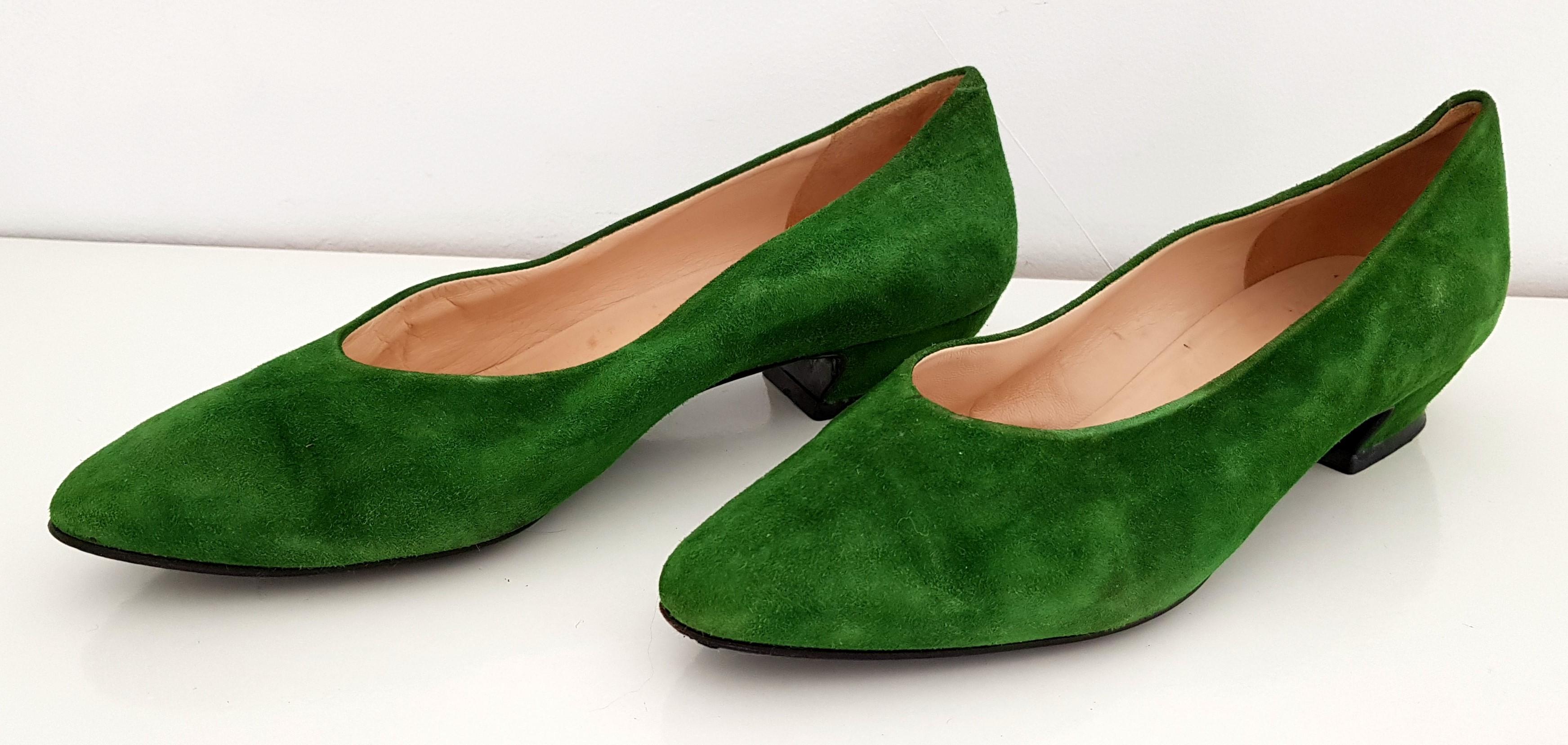 Jil Sanders - Green Ballerines 
Good conditions but with noticeable signs of use in the interior sole.
Suede
Size 39 1/2 (EU)
Length: 26,5 cm
Width: 8,5 cm
Heel: 3 cm
Made in Italy