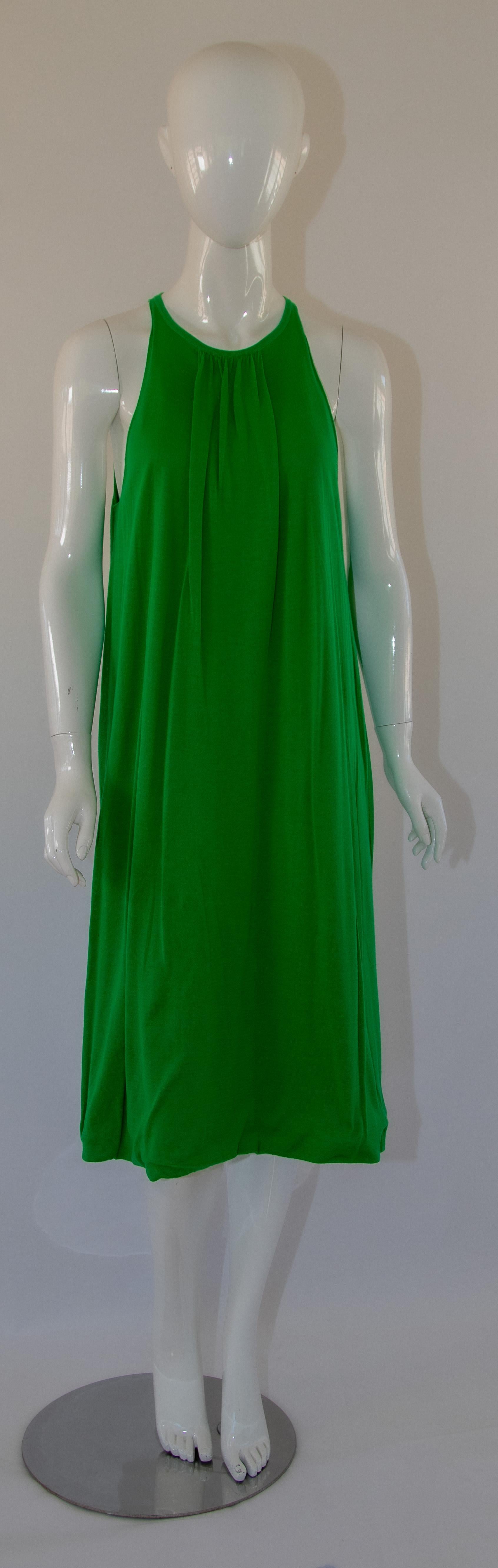 Jil Sanders knit cotton tank dress in leaf green
Made from 100% textured knit cotton following a loose, sleeveless silhouette.
- Round neckline
- Loose, sleeveless, A-line silhouette
- Standard European sizing
- Made in Italy
Size 38 EU.