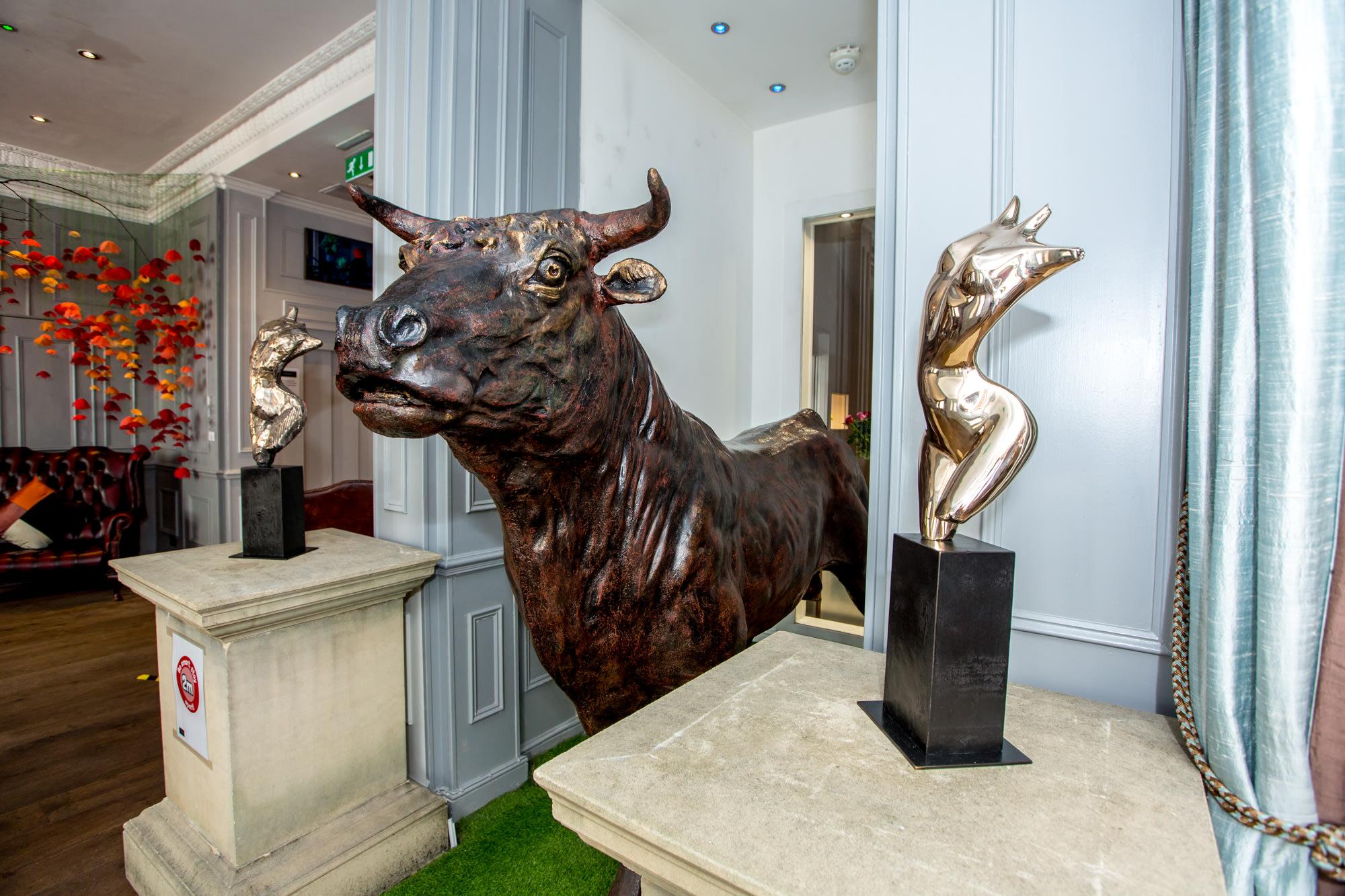 Afrodite, bronzo lucido su base di bronzo, Jill Berelowitz - Sculpture di Jill Berelowitz 