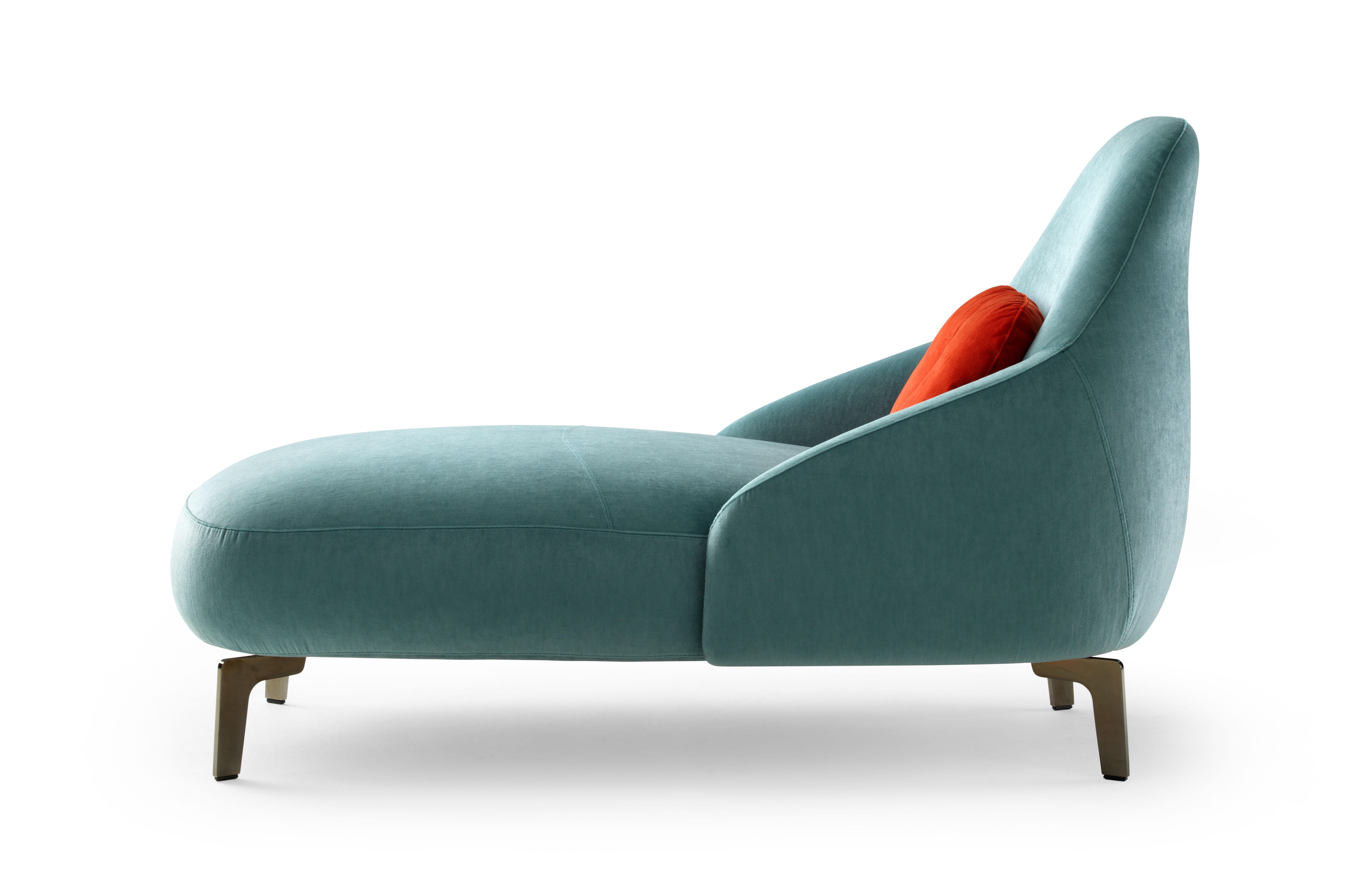 Image-defining and elegant.

The design references a bygone era, inspired by 19th-century luxury hotel and home interiors. The Edward van Vliet style is distinctly evident in the armchair and chaise longue.

He combines a touch of nostalgia with