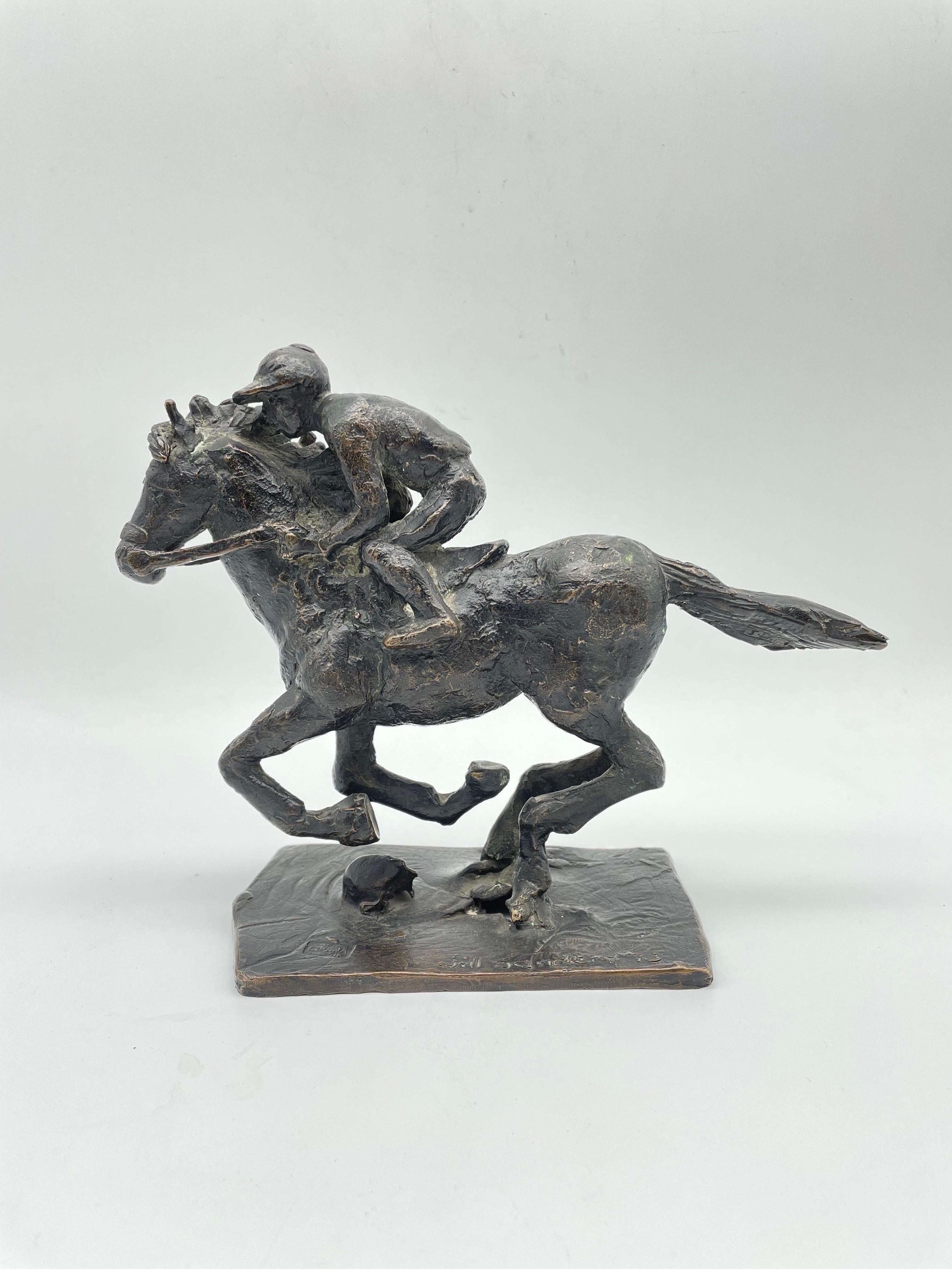 Schöne Bronzeskulptur Jockey zu Pfred signiert Jill Sanders

Massive Bronze, Jockey mit Pfred im Sprint. Rechteckiger Sockel, signiert und datiert Jill SANDERS 73 und Gießereistempel. Sehr dekorativer und massiver Bronzeguss.