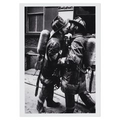 Jill Freedman Besando a FDNY 1976, Foto en blanco y negro sobre Kodak Endura, Firmada