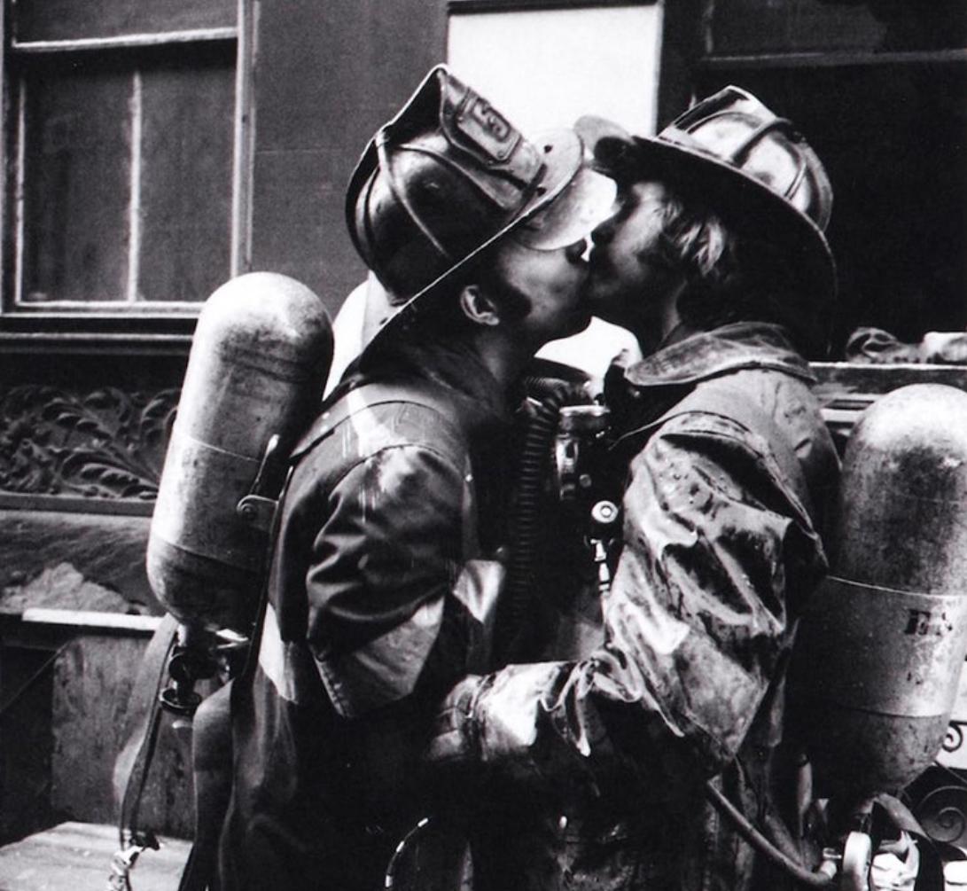 Jill Freedman Besando a FDNY 1976, Foto en blanco y negro sobre Kodak Endura, Firmada en venta 3