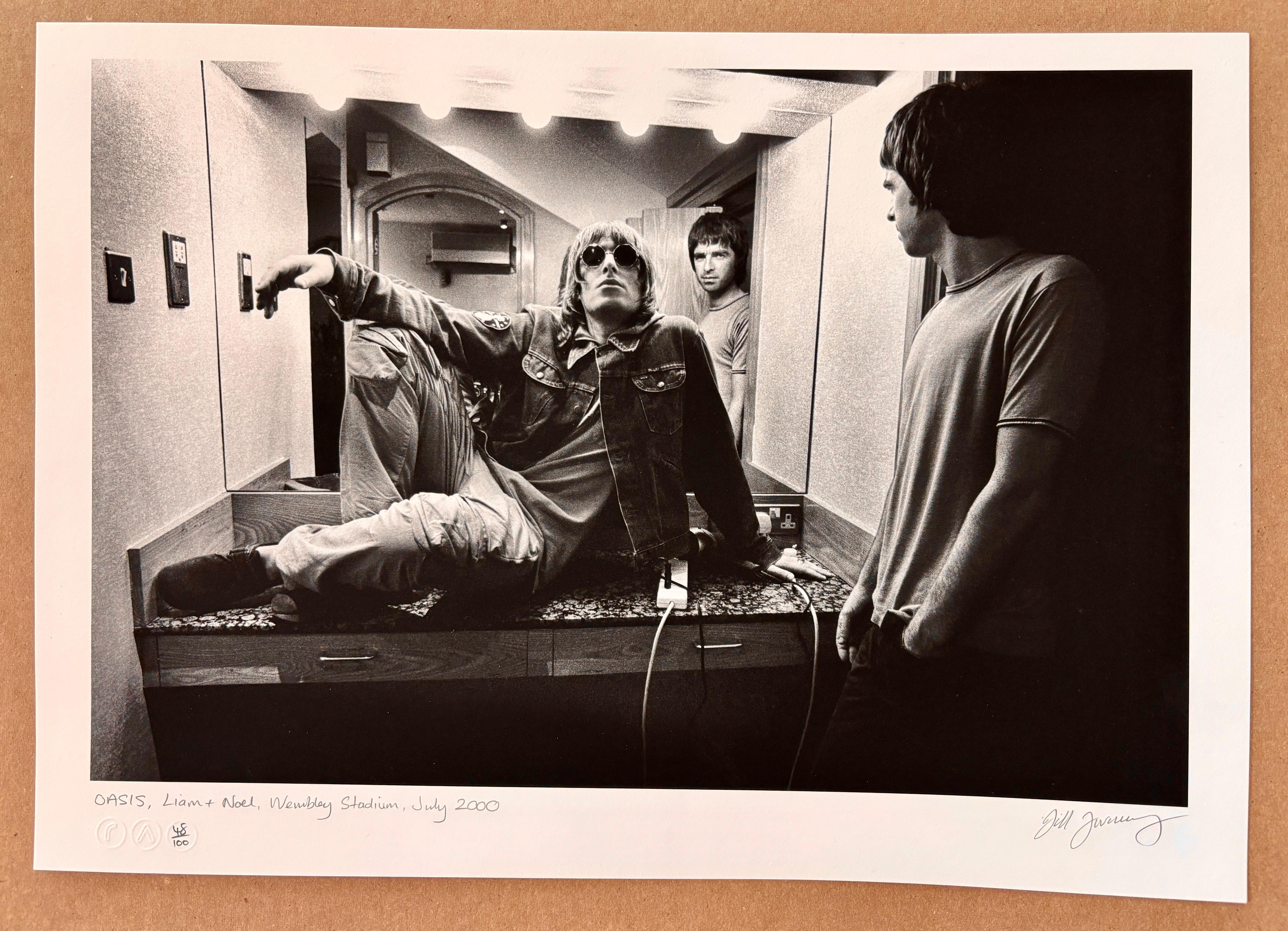Liam et Noel Gallagher dans les coulisses d'Oasis à Wembley par Jill Furmanovsky en vente 1