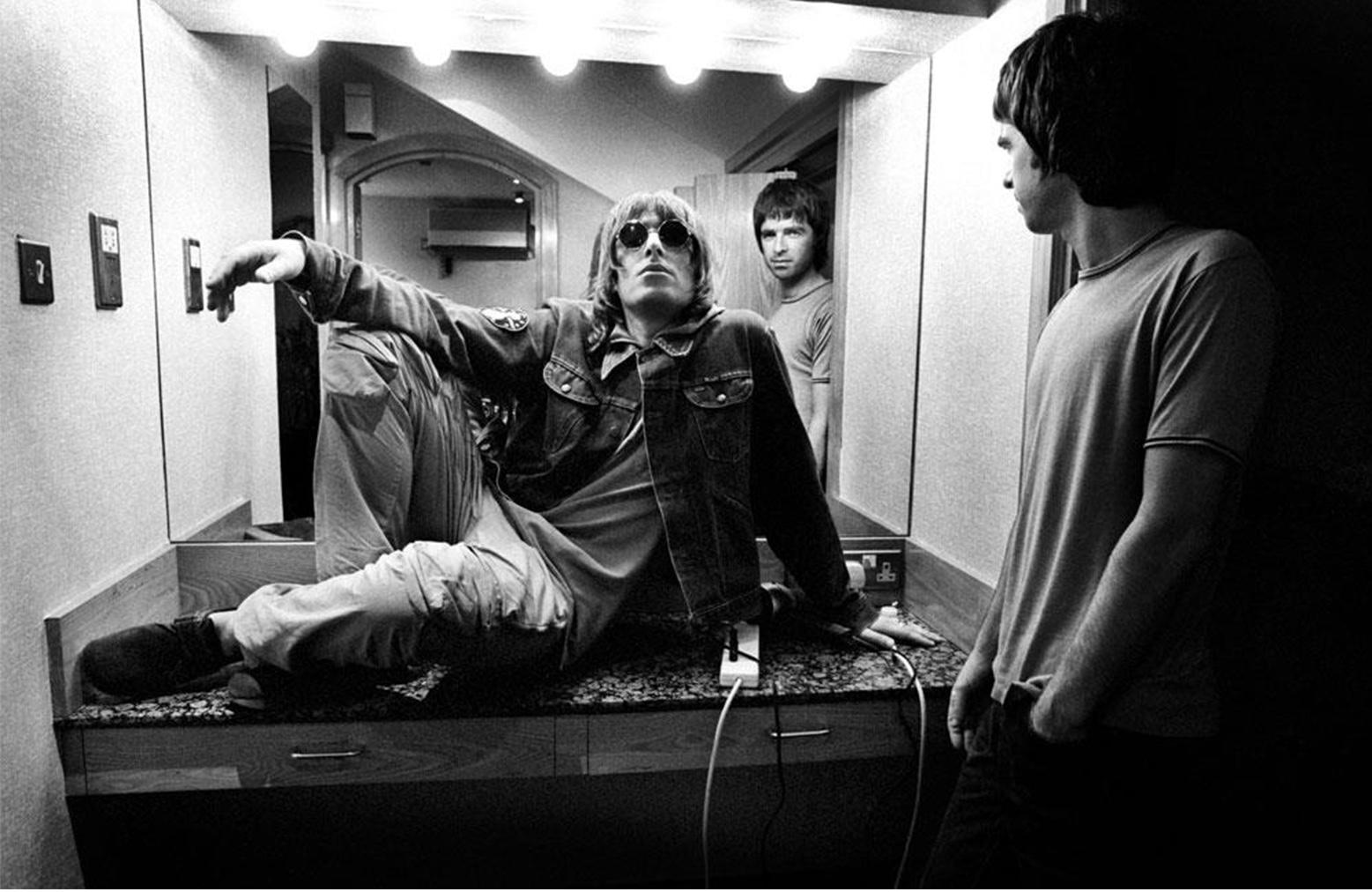 Liam et Noel Gallagher dans les coulisses d'Oasis à Wembley par Jill Furmanovsky