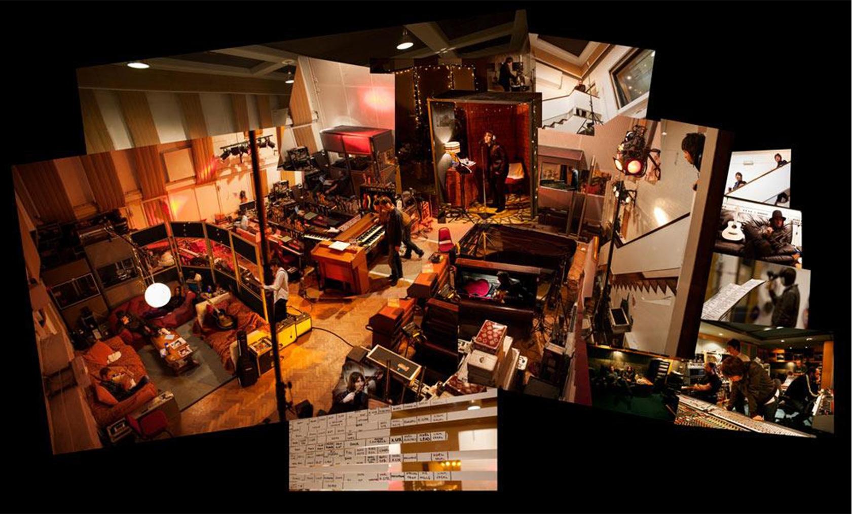 Tirage en édition limitée signé par Jill Furmanovsky d'Oasis.

Cette superbe image jointe comprend des photographies prises par Jill Furmanovsky lors des sessions d'enregistrement deDig Out Your Soul, le septième et dernier album studio d'Oasis.