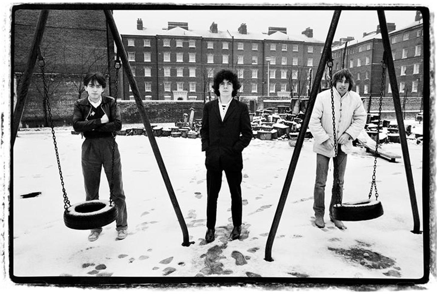 Signierter Kunstdruck von The Cure in limitierter Auflage, aufgenommen im Schnee, London 1979.

Signiert und nummeriert von Jill Furmanovsky in Bleistift und mit Jills offiziellem Prägestempel des Studios.

Größe A2 - 16,5" x 23,4" Zoll (42,0 cm x