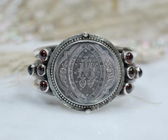 Jill Garber Bracciale con Medaglia del Sacro Cuore in Antique French con Granati Naturali