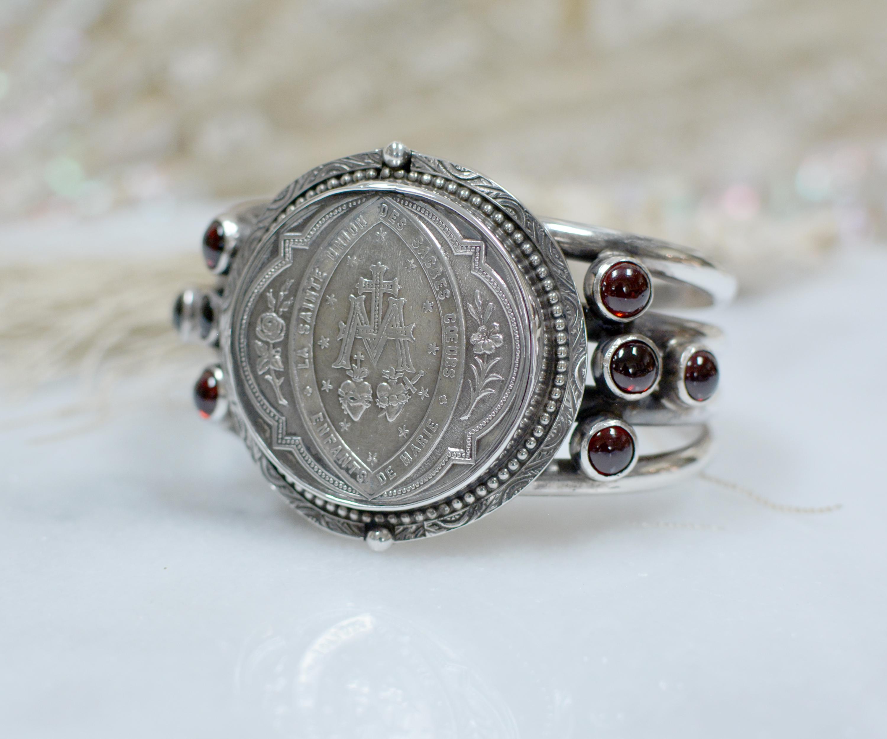 Jill Garber Antike französische Sacred Heart Medaille Manschettenarmband mit natürlichen Granaten (Barock) im Angebot