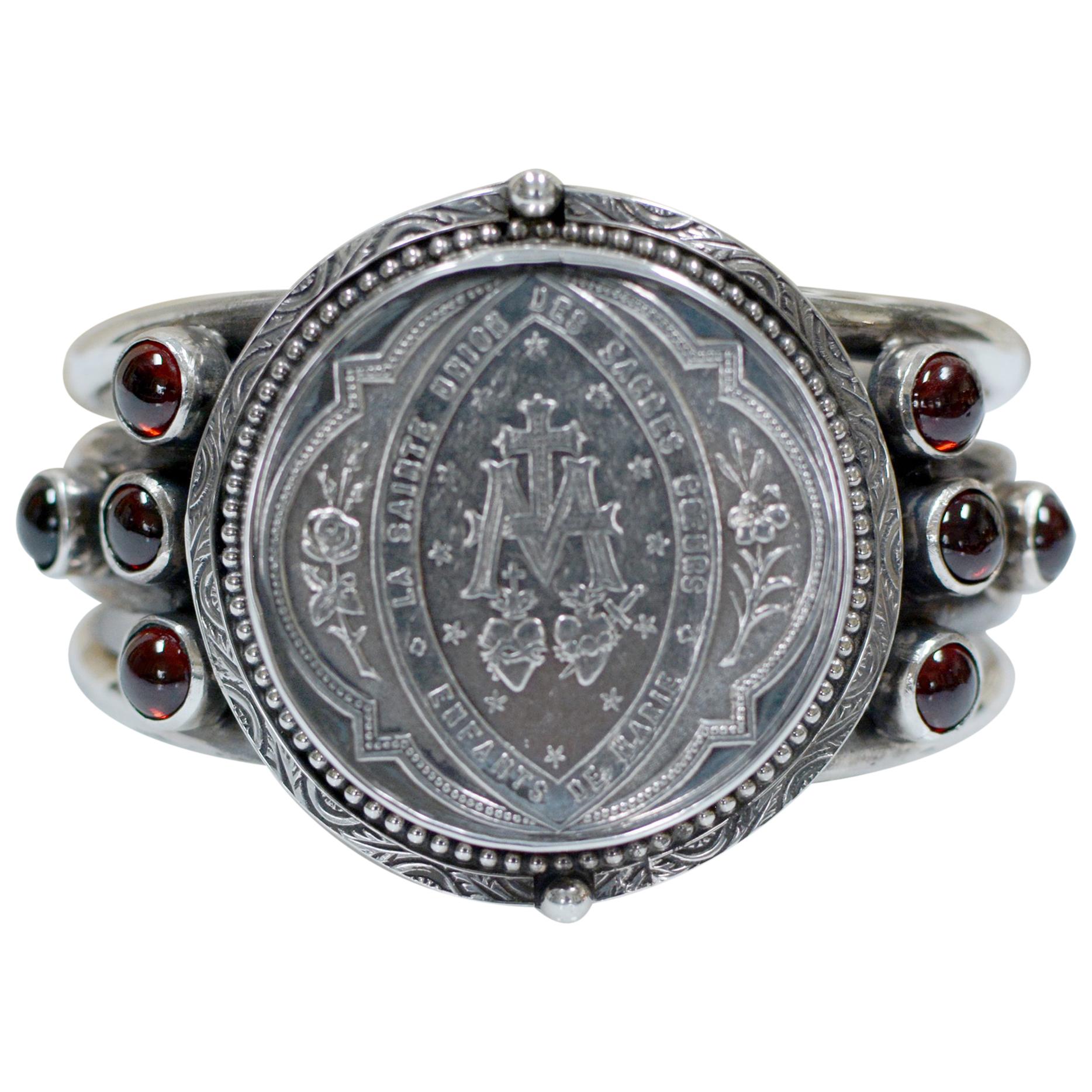 Jill Garber Bracciale con Medaglia del Sacro Cuore in Antique French con Granati Naturali