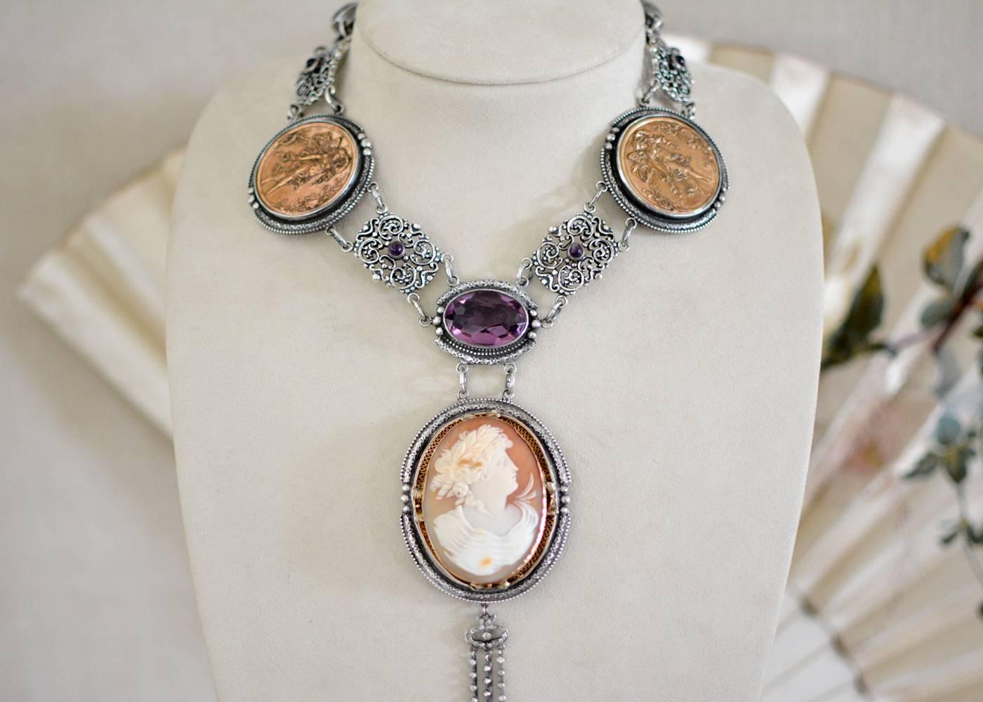 Taille ovale Jill Garber, collier goutte avec camée de déesse ancienne en améthyste et médailles françaises en vente
