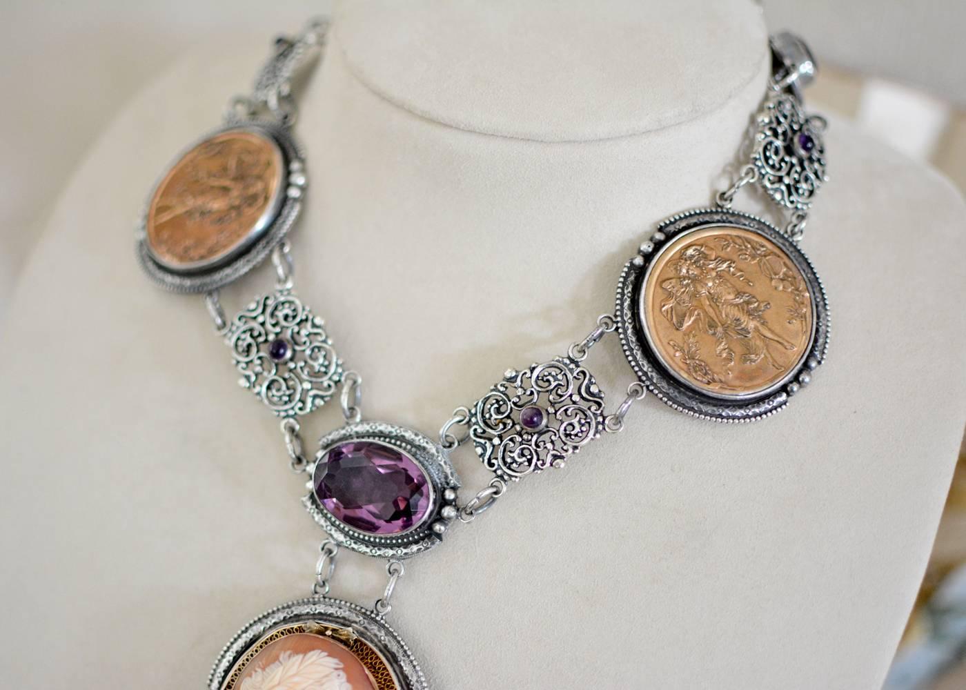 Jill Garber, collier goutte avec camée de déesse ancienne en améthyste et médailles françaises Excellent état - En vente à Saginaw, MI