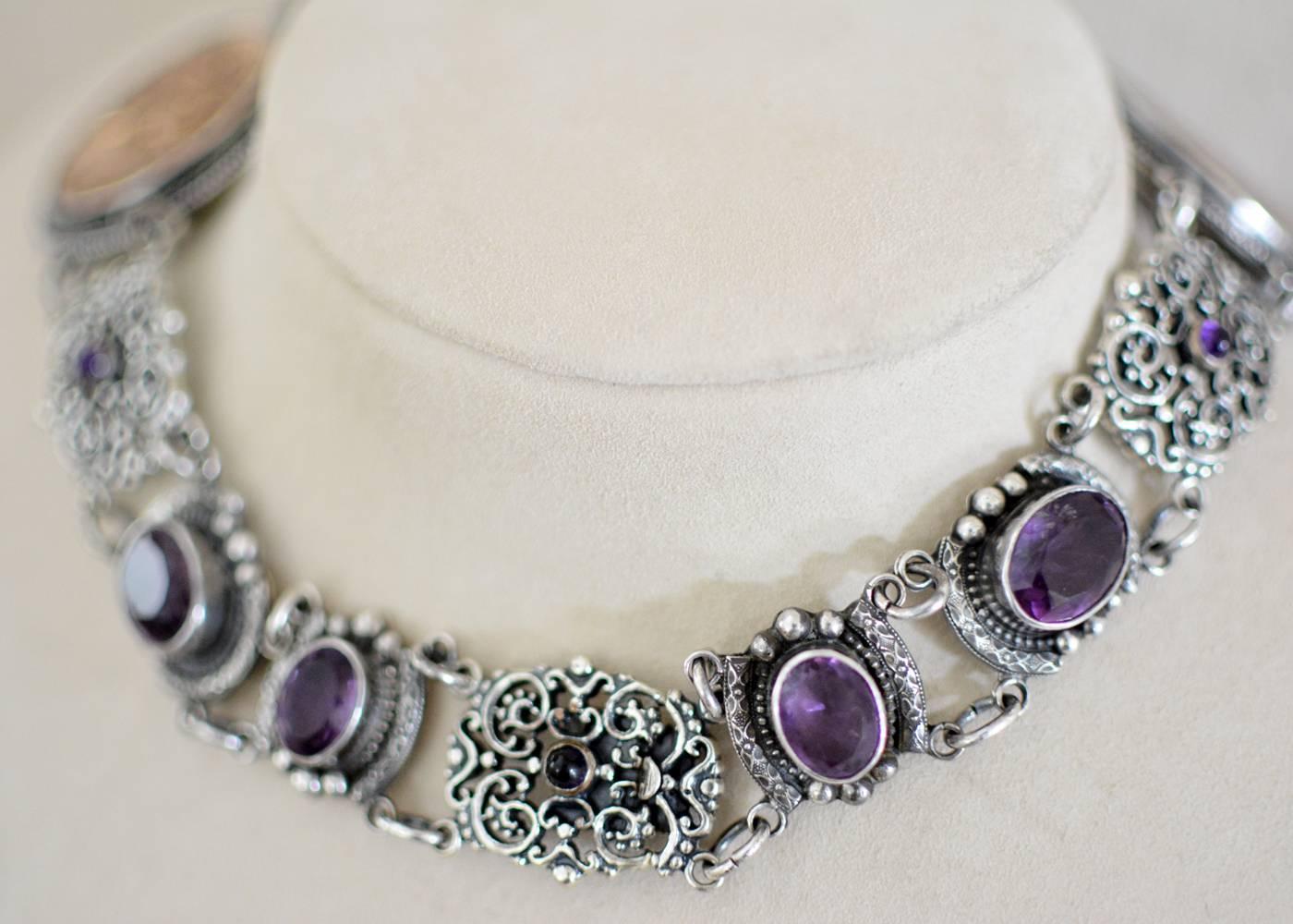 Jill Garber, collier goutte avec camée de déesse ancienne en améthyste et médailles françaises Unisexe en vente