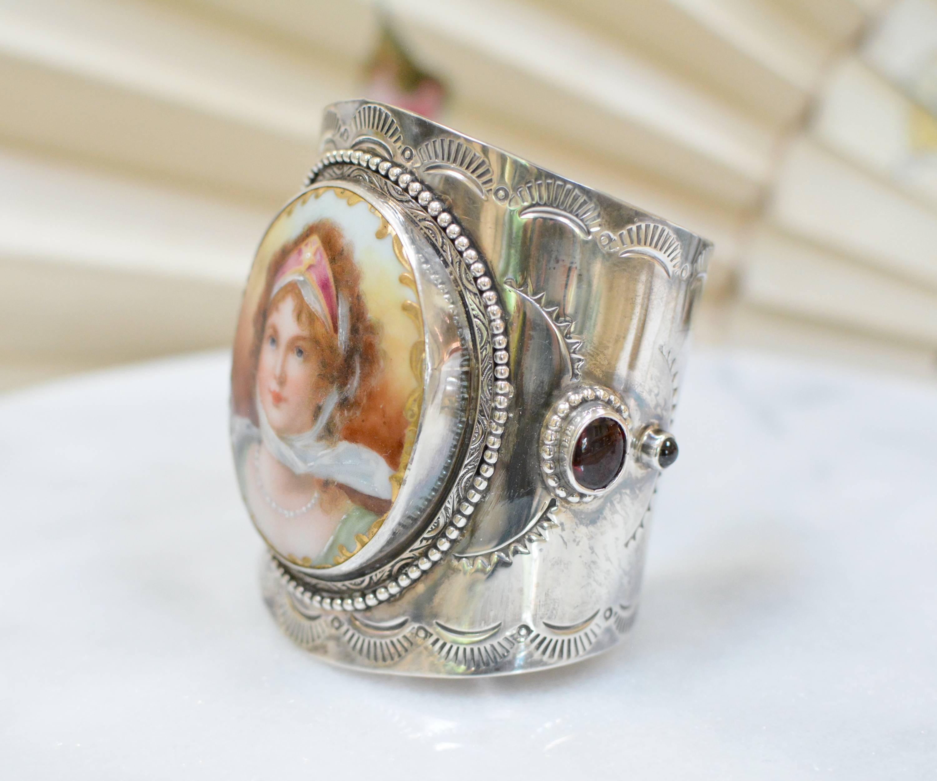 Taille ronde Jill Garber Bracelet manchette portrait de la reine Louise de Prusse du XIXe siècle  en vente