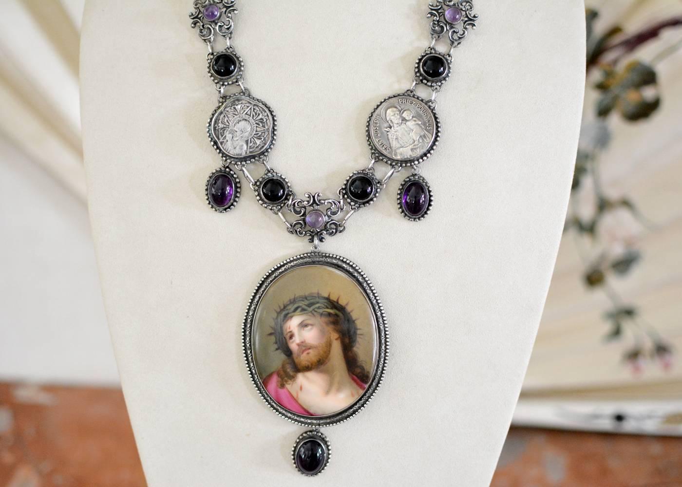 Jill Garber Feston-Halskette, Heiliges französisches Porträt Christi, Amethyst und Onyx (Barock) im Angebot