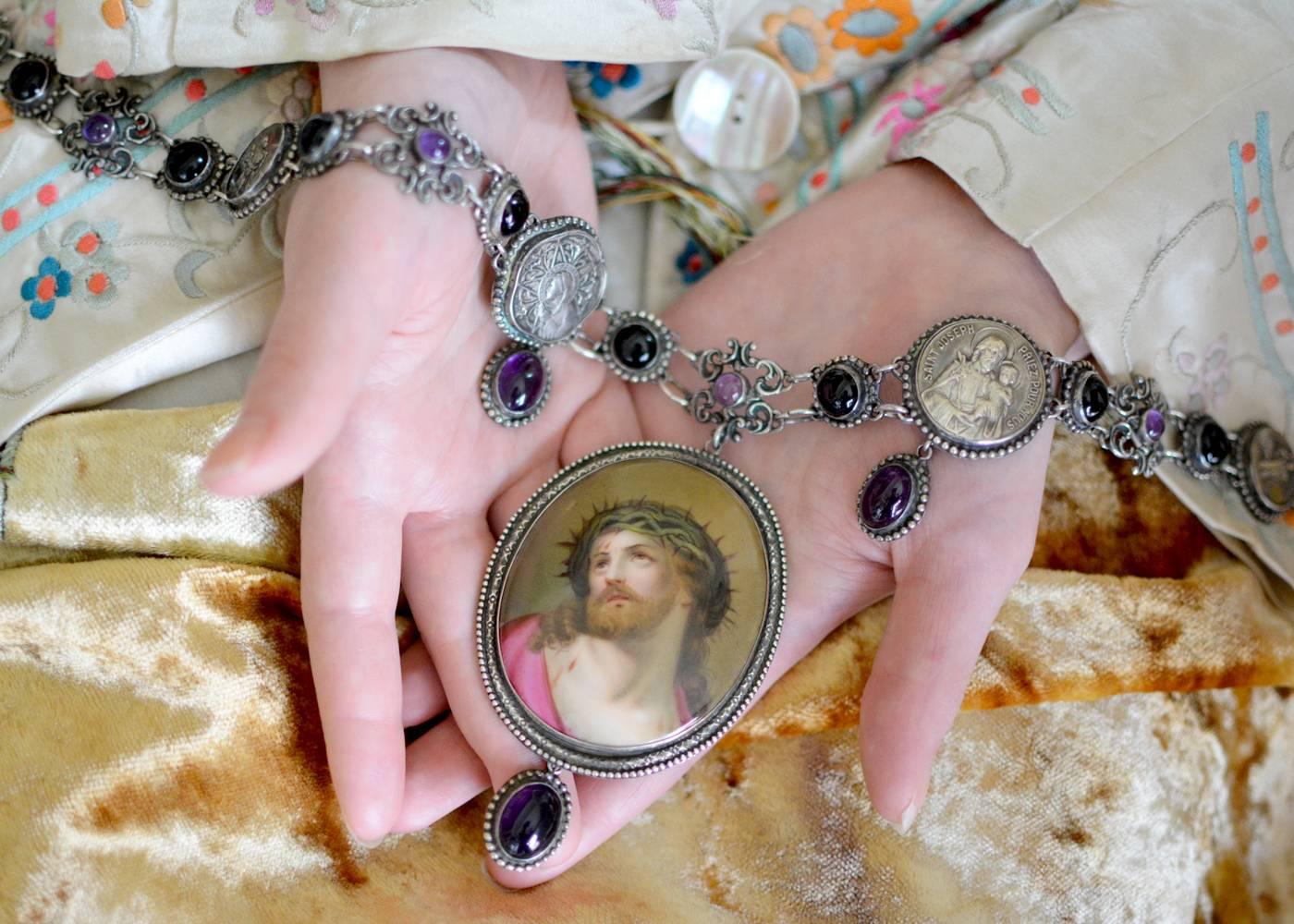 Jill Garber Feston-Halskette, Heiliges französisches Porträt Christi, Amethyst und Onyx im Angebot 2