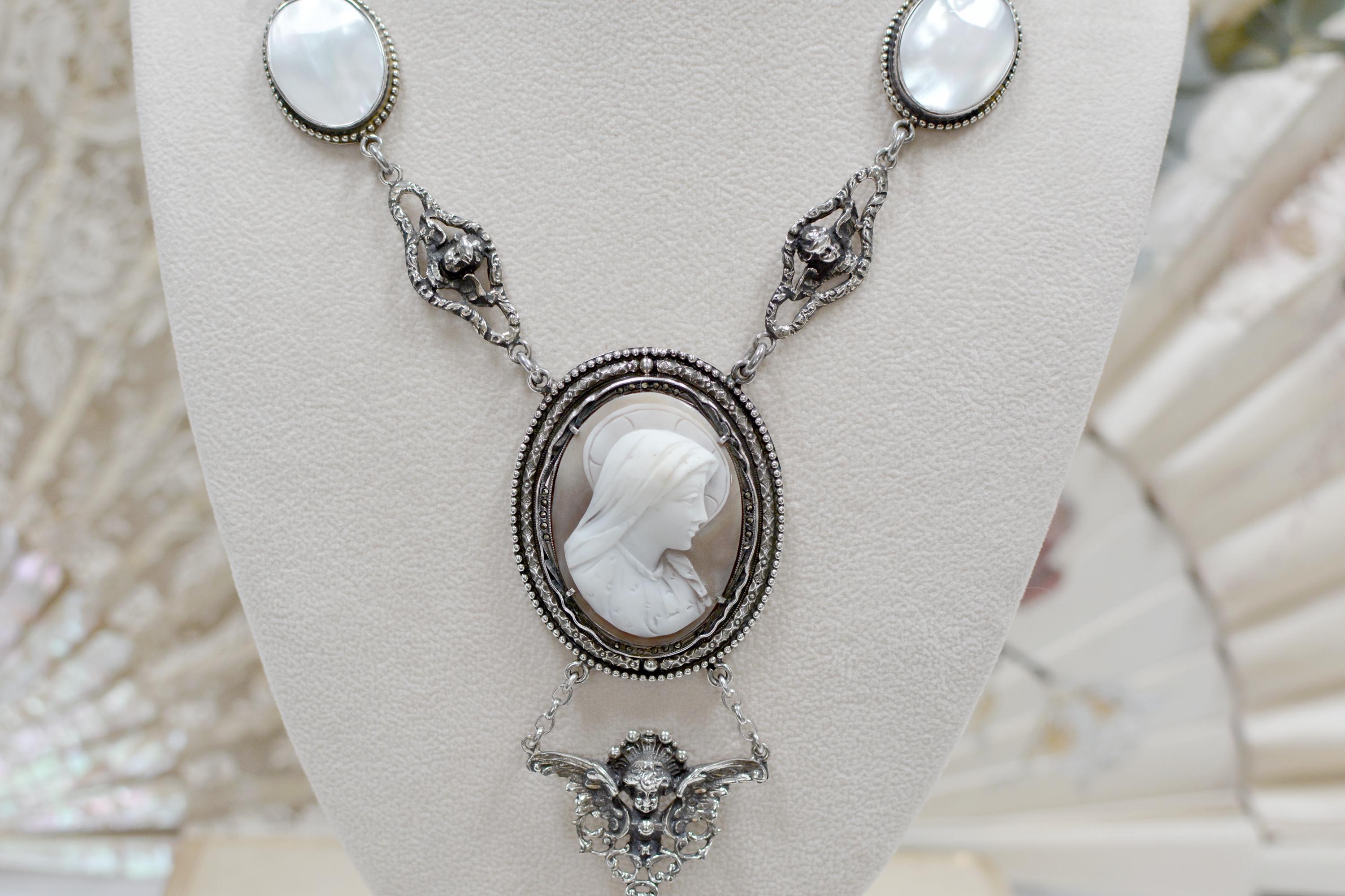 Jill Garber Antike Saint Mary Kamee Engel Tropfen-Halskette mit Perlmutt (Französischer Schliff) im Angebot