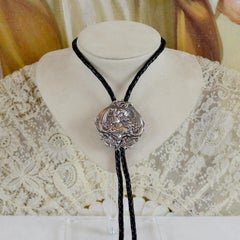 Corbata de bolo de plata de ley Jill Garber Art Nouveau Figural Diosa Art Nouveau