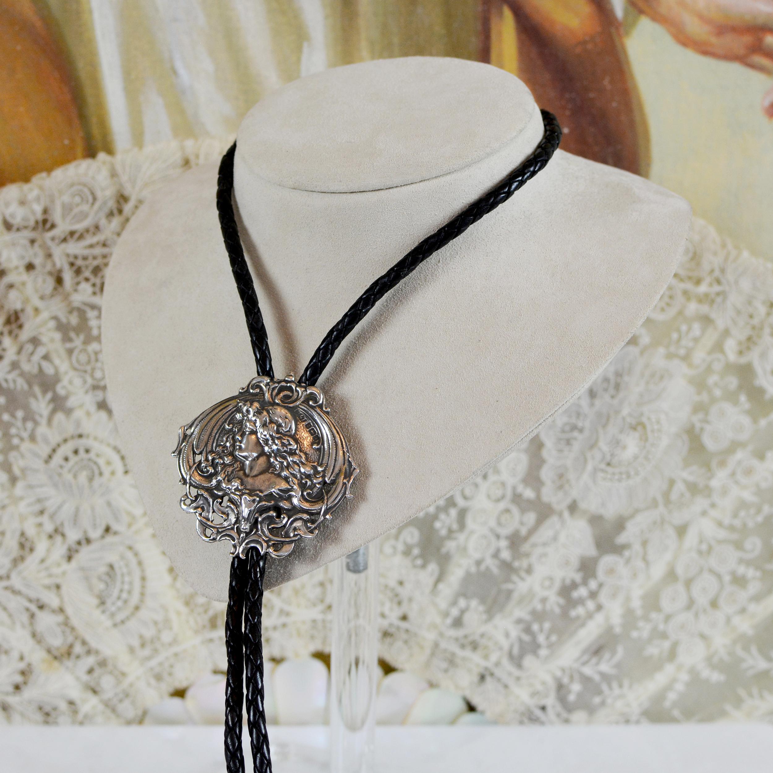 Jill Garber Art Nouveau Figurale Jugendstil Göttin Sterlingsilber Bolo Krawatte für Damen oder Herren im Angebot