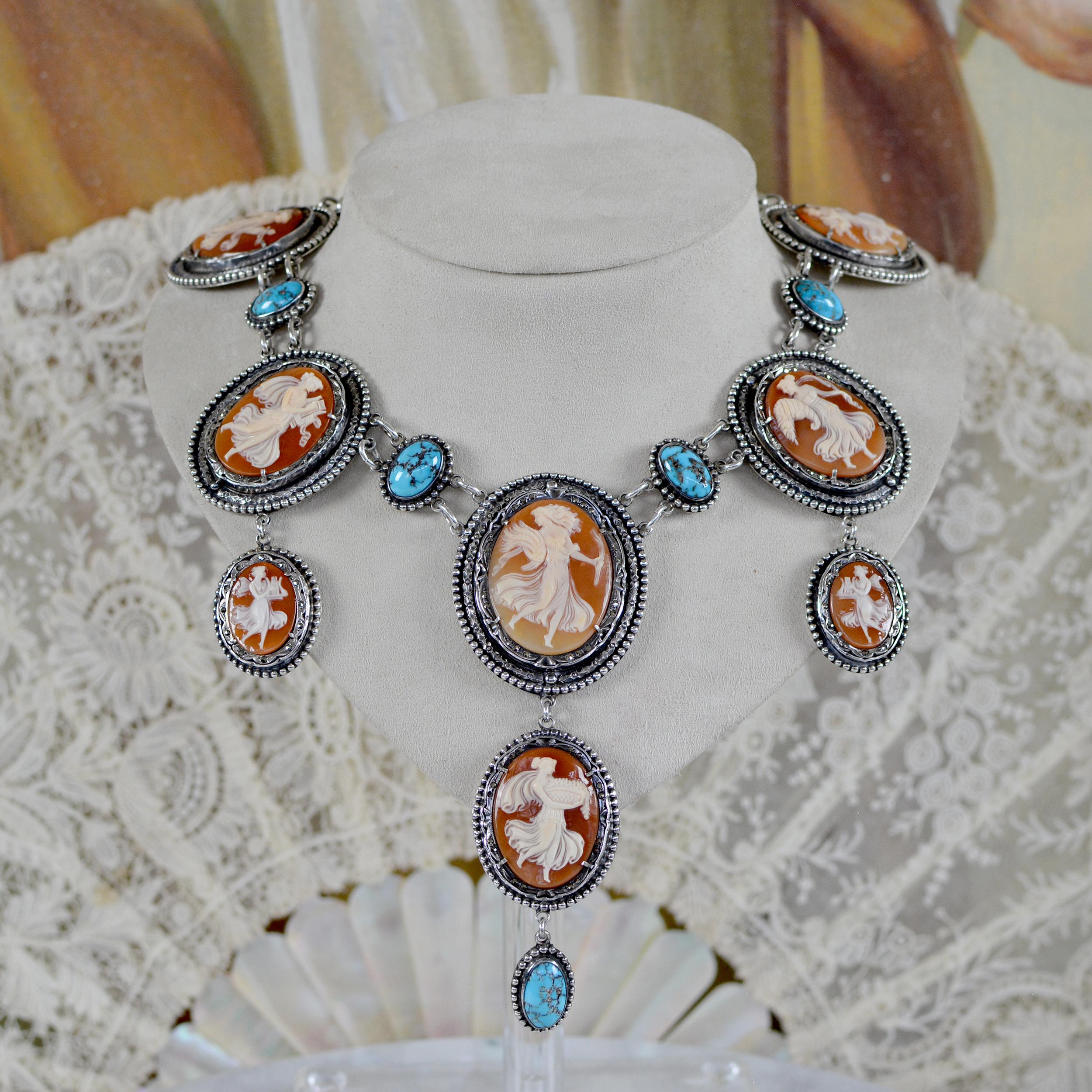 Cet exquis collier de style baroque, unique en son genre et fabriqué à la main par la créatrice Jill Garber, comprend huit (8) camées en coquillage naturel finement sculptés, datant de la fin du XIXe siècle et représentant Terpsichore, l'une des