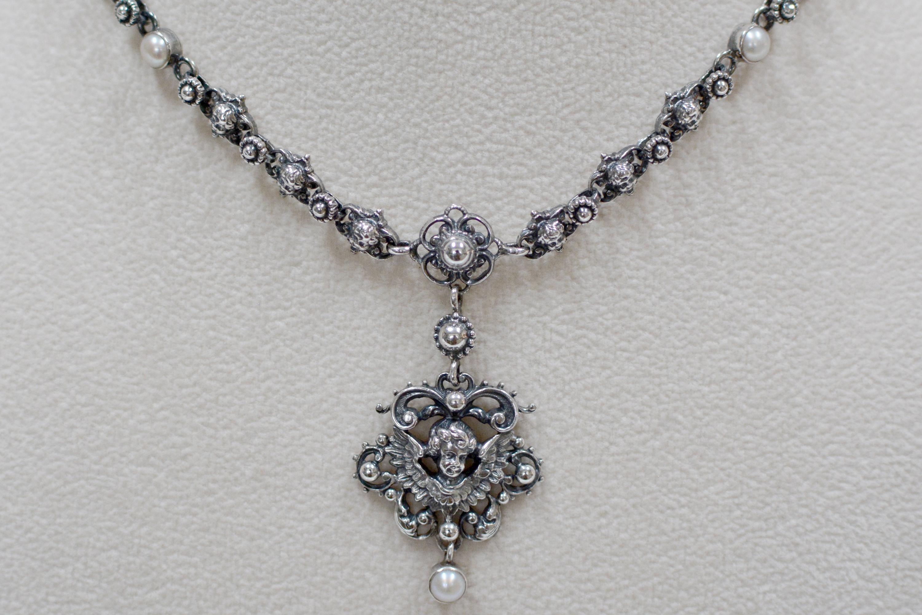 Jill Garber Barock Figurale Engelstropfen-Halskette aus Sterlingsilber mit Perlen (Rundschliff) im Angebot