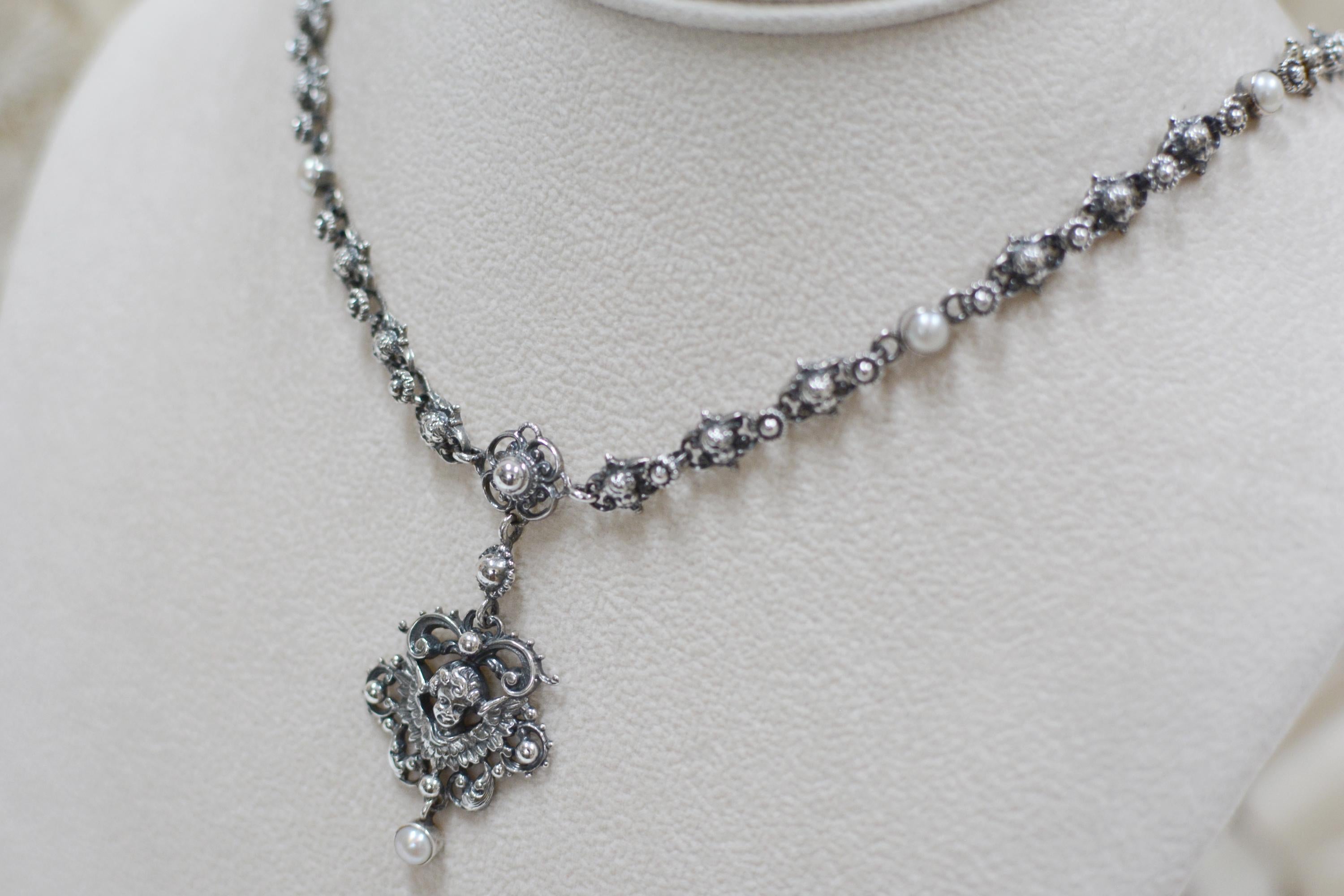 Jill Garber Barock Figurale Engelstropfen-Halskette aus Sterlingsilber mit Perlen für Damen oder Herren im Angebot