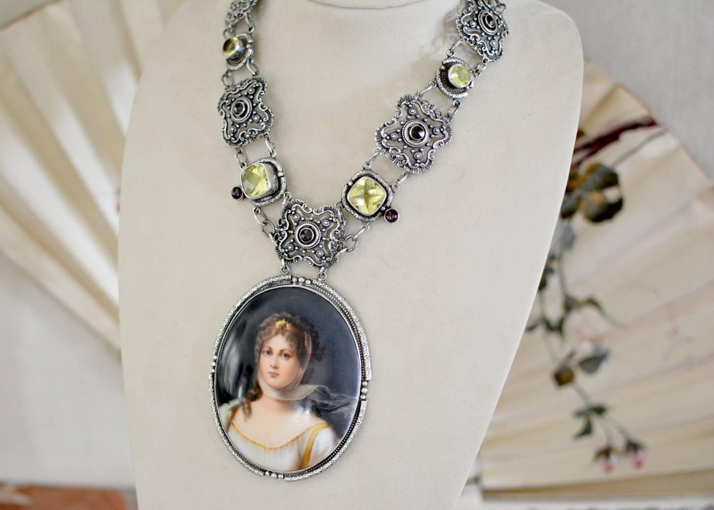 Jill Garber Portrait-Halskette des neunzehnten Jahrhunderts mit Granaten und Zitronenquarz (Trillionschliff) im Angebot