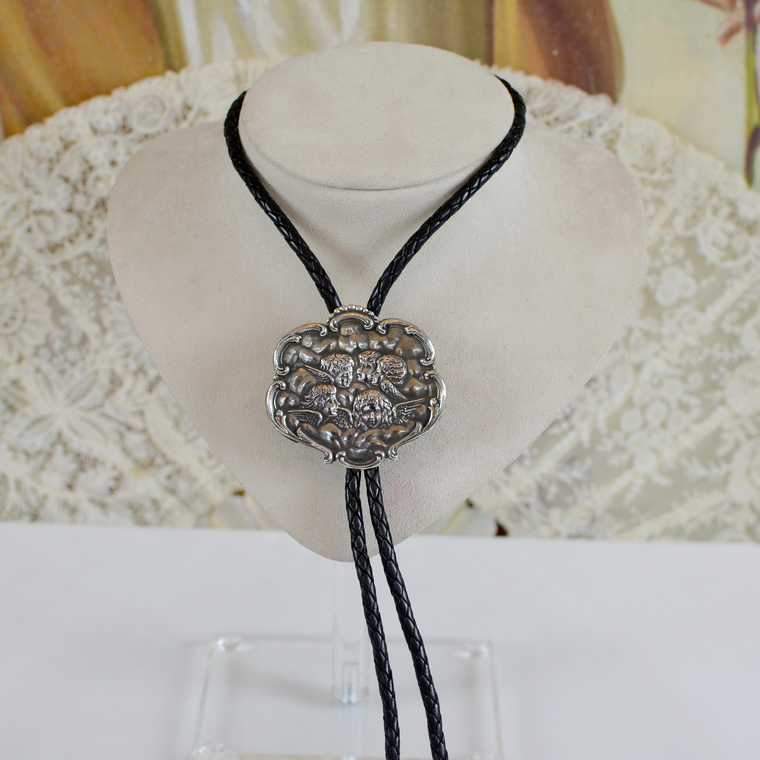 Jill Garber Figural Repousse' Renaissance Cherubim Bolo Tie en argent sterling Neuf - En vente à Saginaw, MI