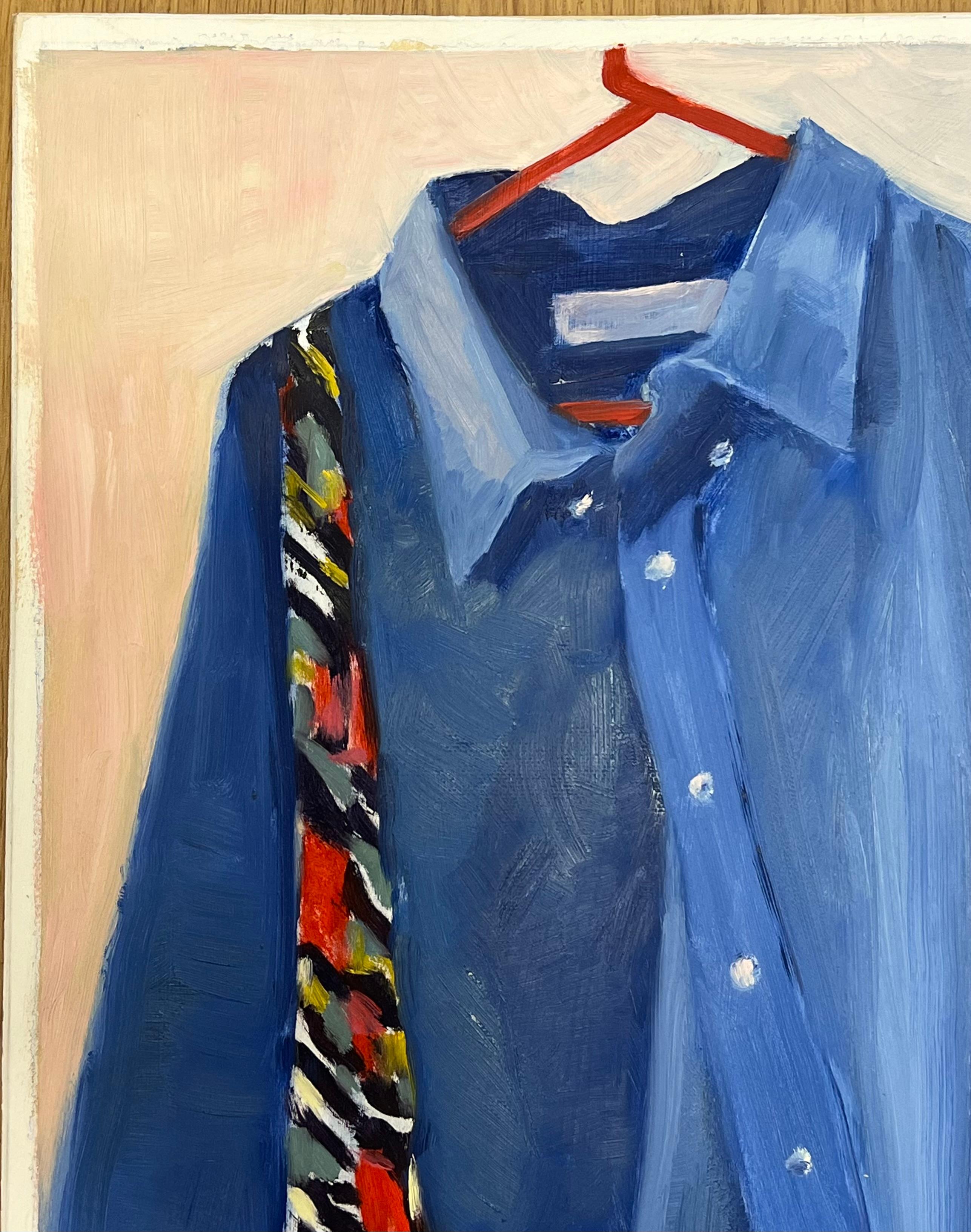 Chemise en denim bleue suspendue à un cintre rouge avec une écharpe à motifs audacieux en vente 1