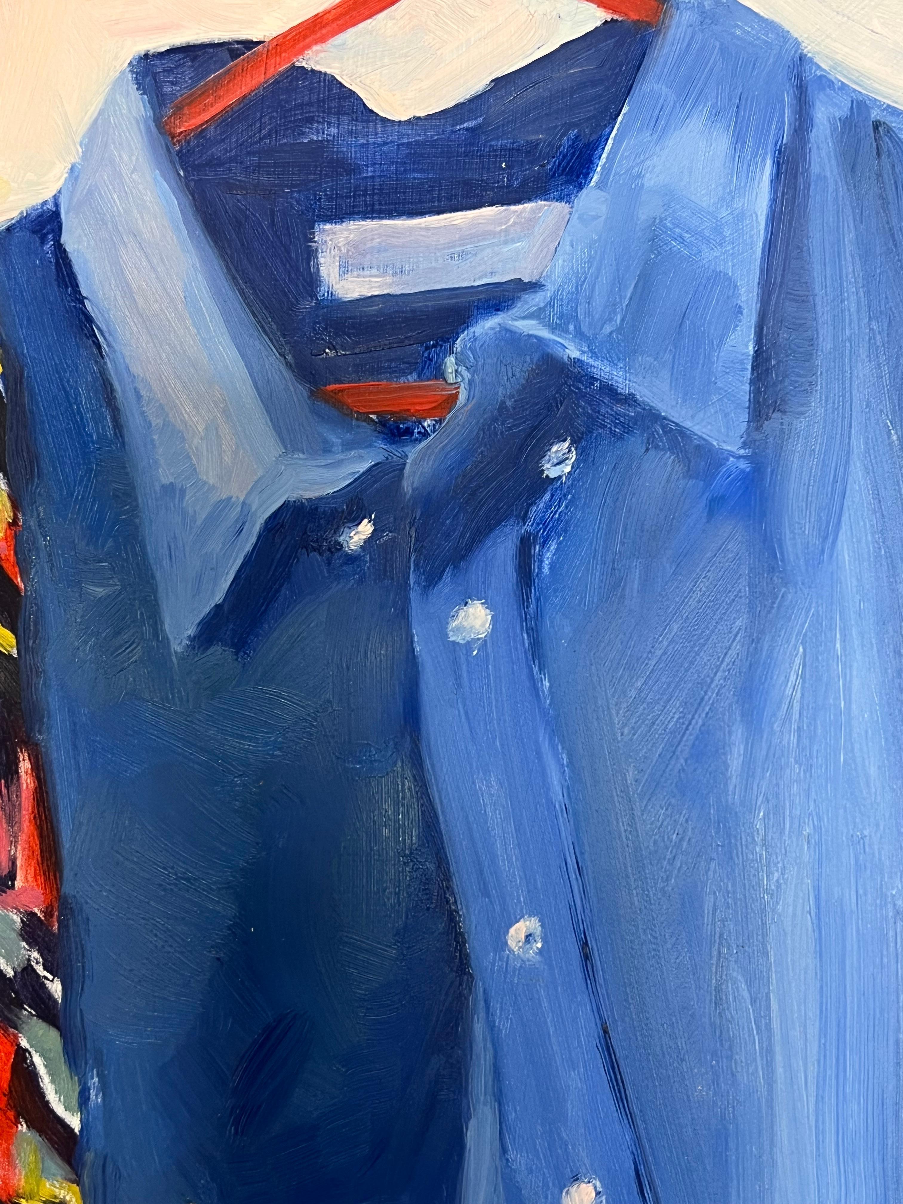 Chemise en denim bleue suspendue à un cintre rouge avec une écharpe à motifs audacieux en vente 2