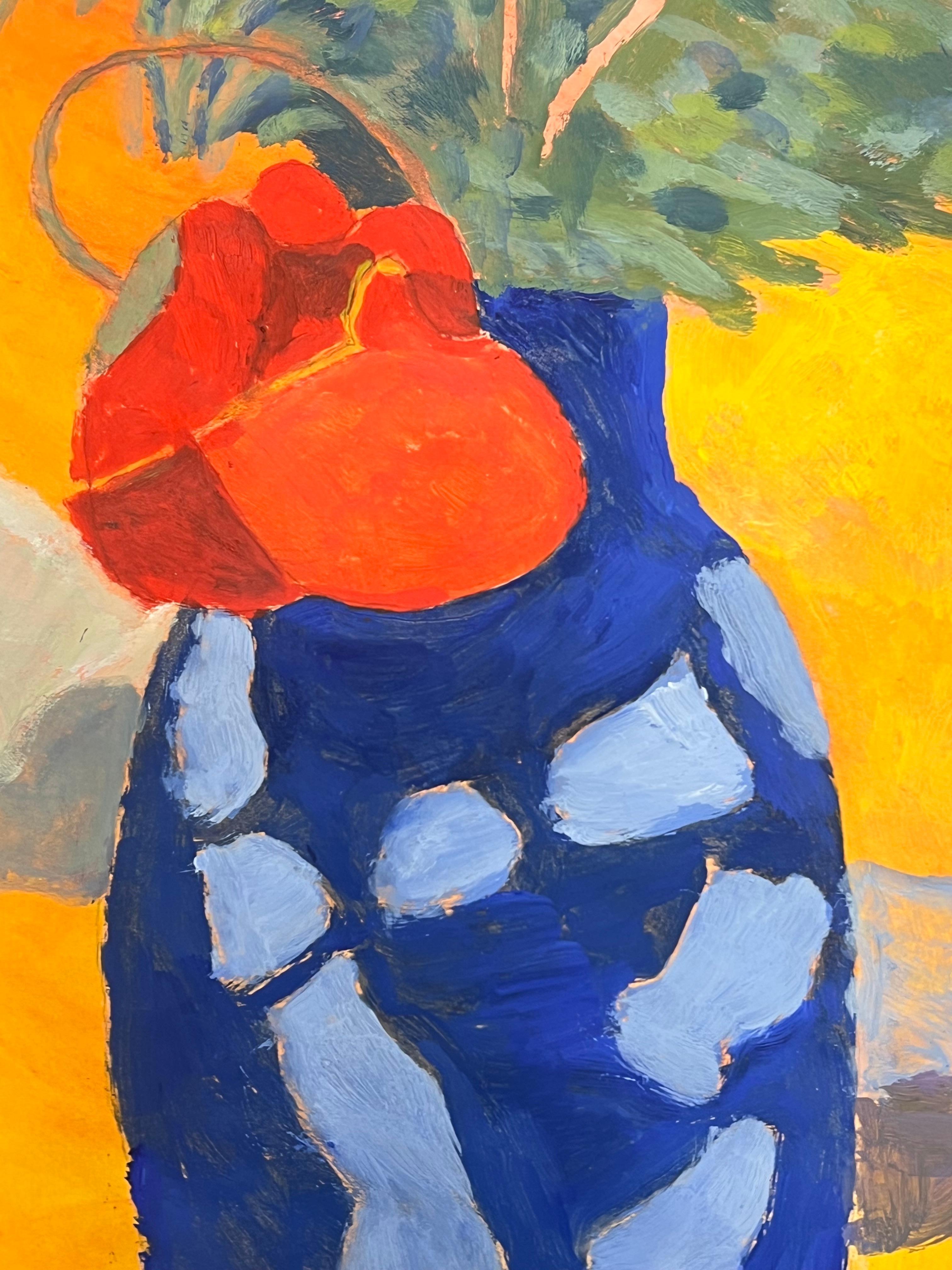 Atrevido jarrón azul con flor roja sobre fondo amarillo vibrante Óleo británico - Painting Moderno de Jill Jackson
