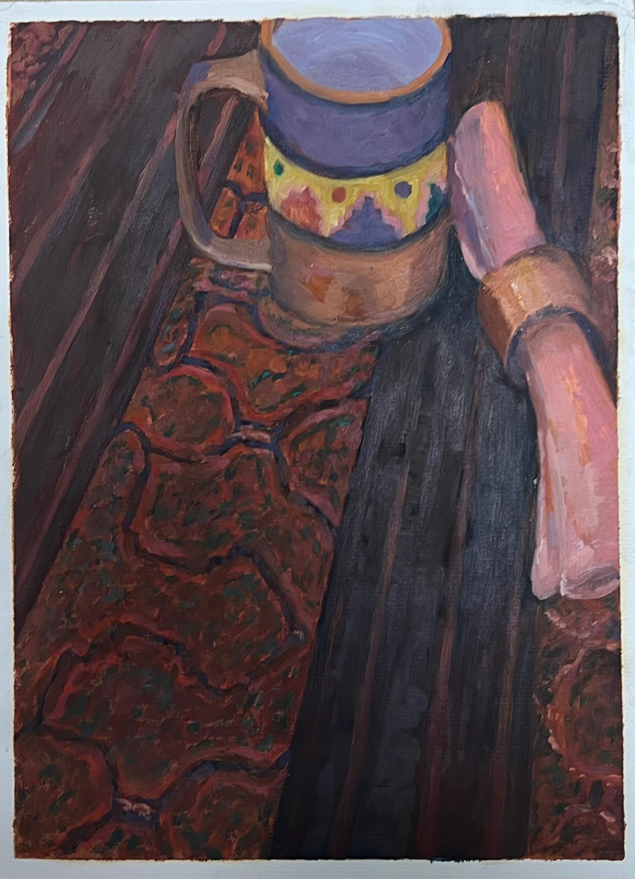 Keramikbecher und gerolltes Tuch auf einem dunklen Holztisch mit verziertem Vorleger – Painting von Jill Jackson
