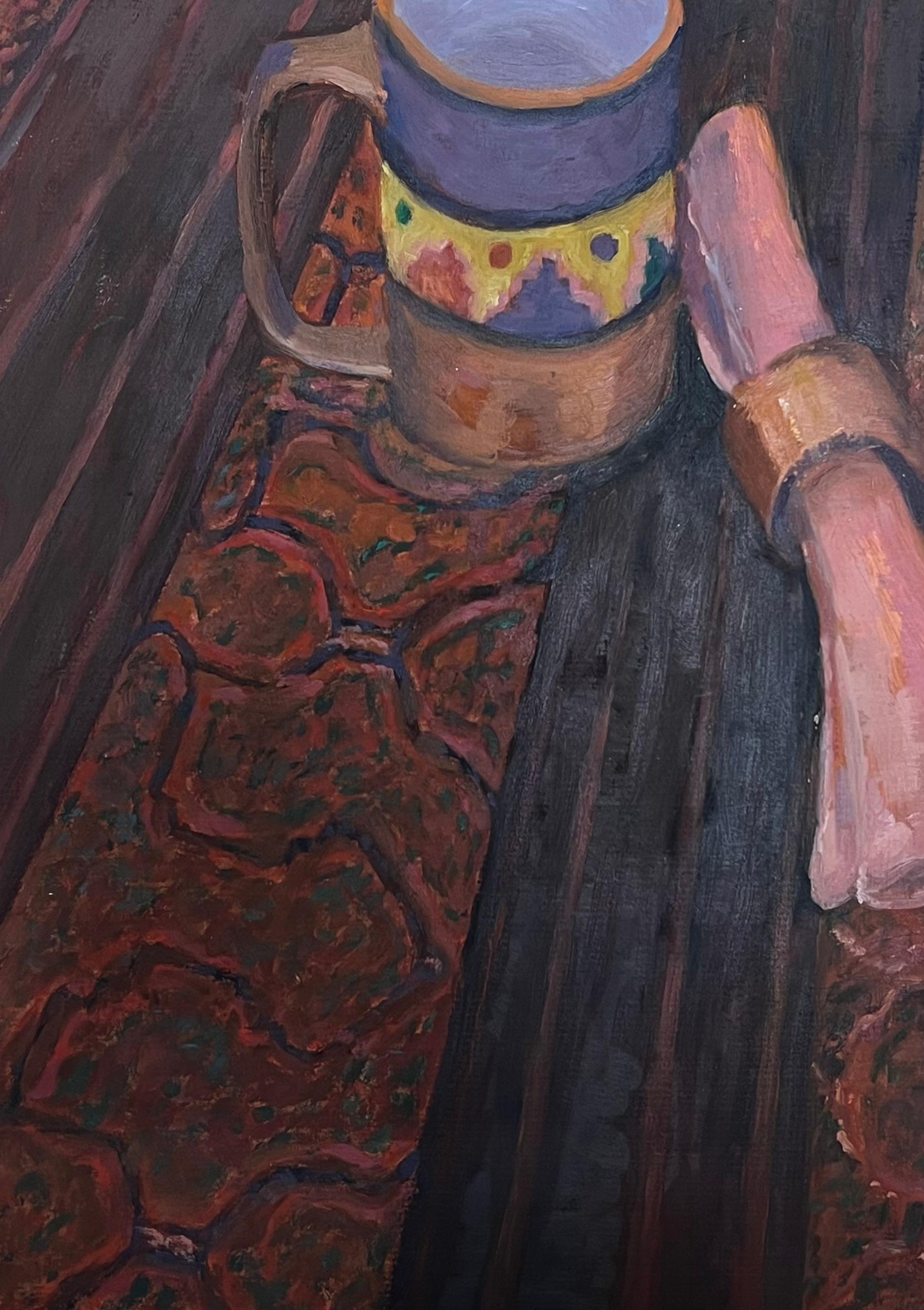Keramikbecher und gerolltes Tuch auf einem dunklen Holztisch mit verziertem Vorleger (Moderne), Painting, von Jill Jackson