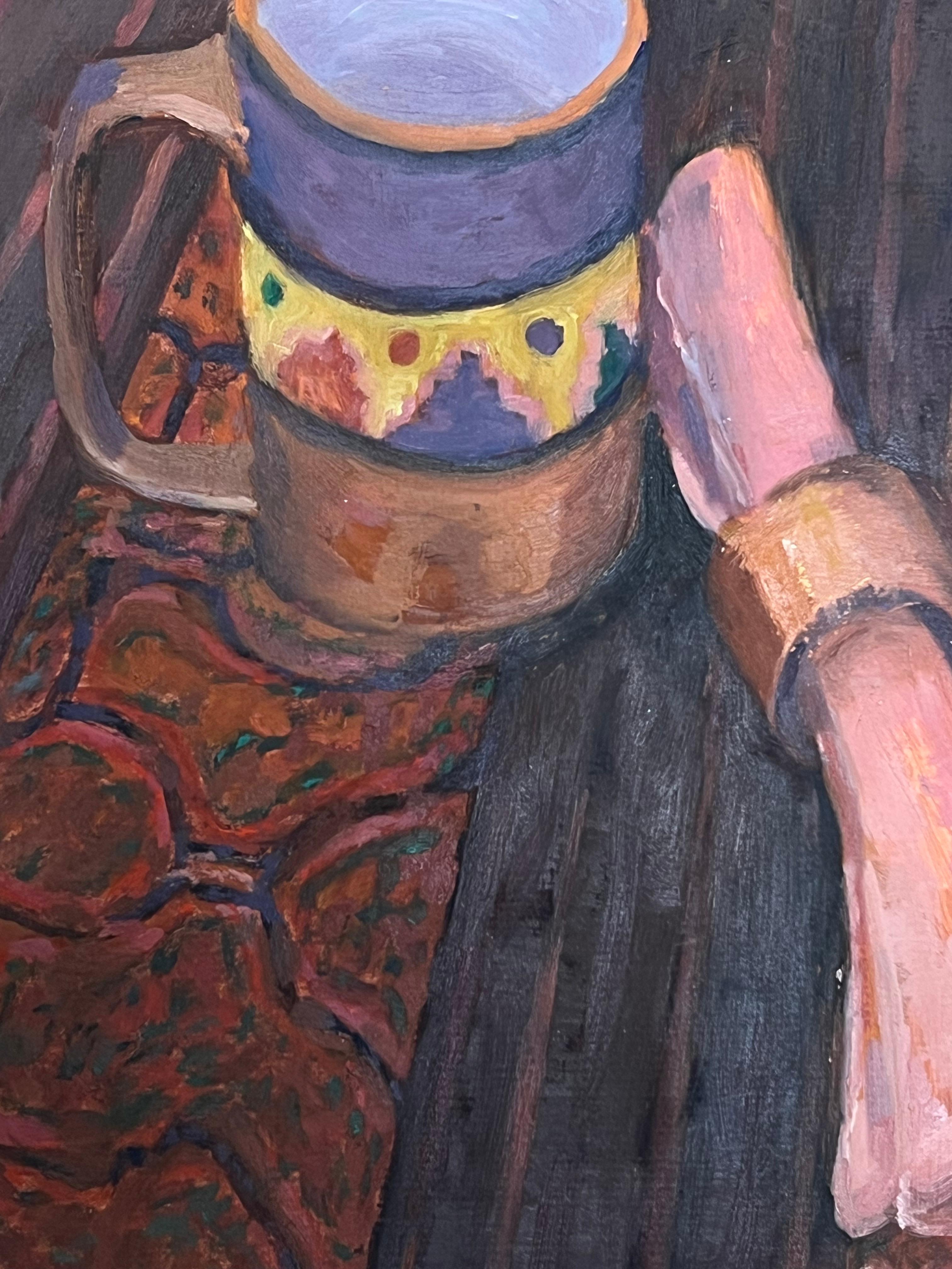 Keramikbecher und gerolltes Tuch auf einem dunklen Holztisch mit verziertem Vorleger (Schwarz), Still-Life Painting, von Jill Jackson