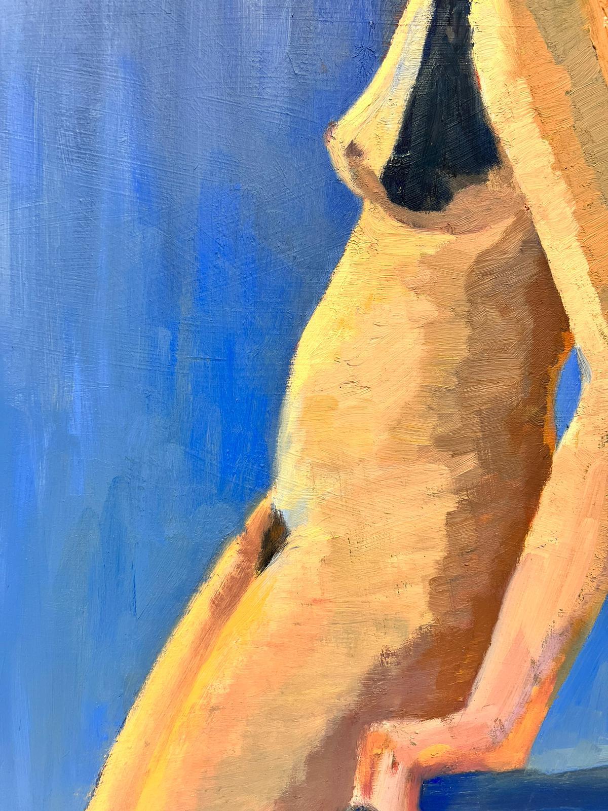 Ritratto a olio britannico contemporaneo di una donna nuda Colori dello sfondo blu e giallo - Nude Painting Blu di Jill Jackson