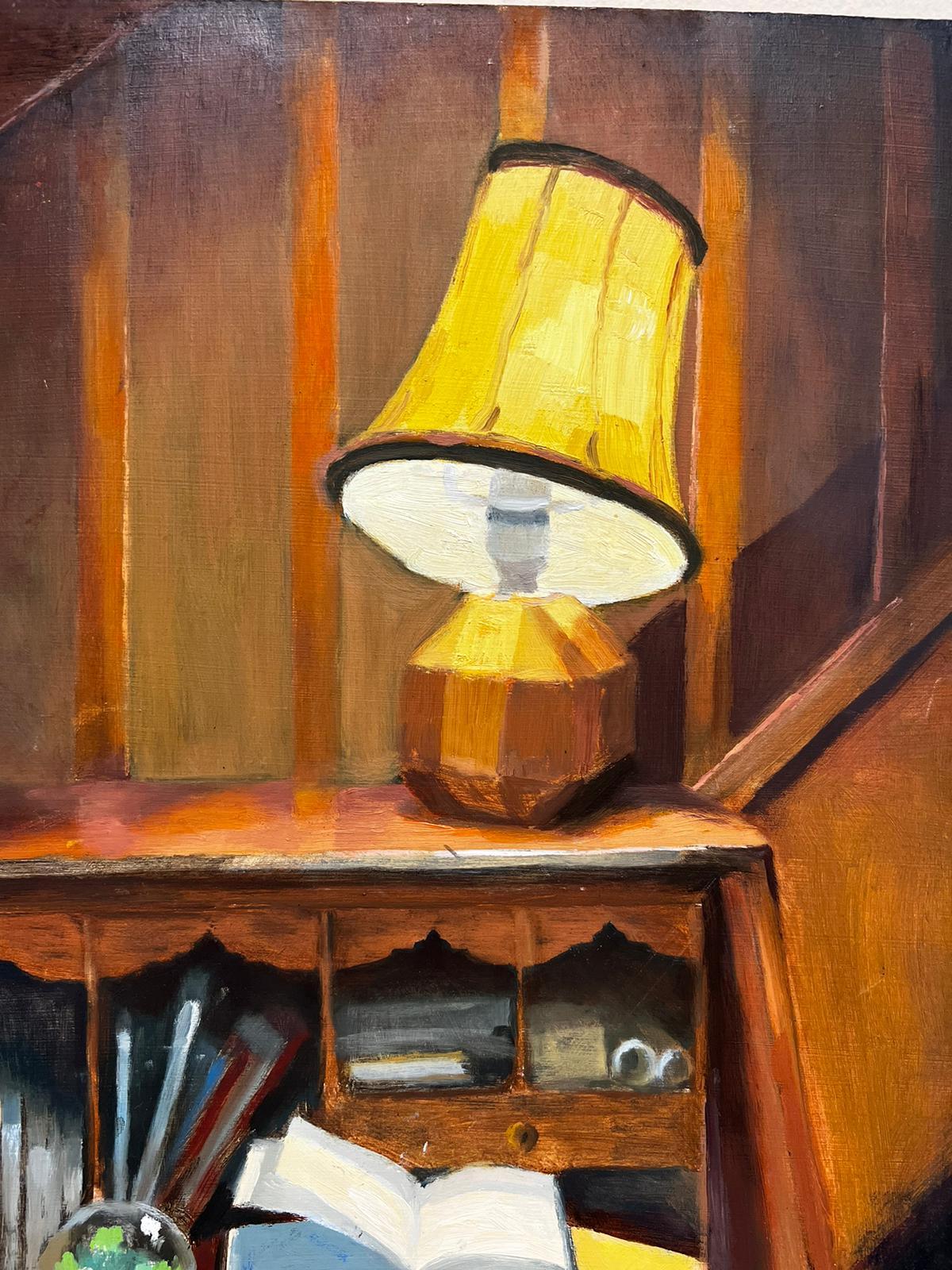 Scena d'interni Natura morta di scrivania con lampada da tavolo - Painting Moderno di Jill Jackson