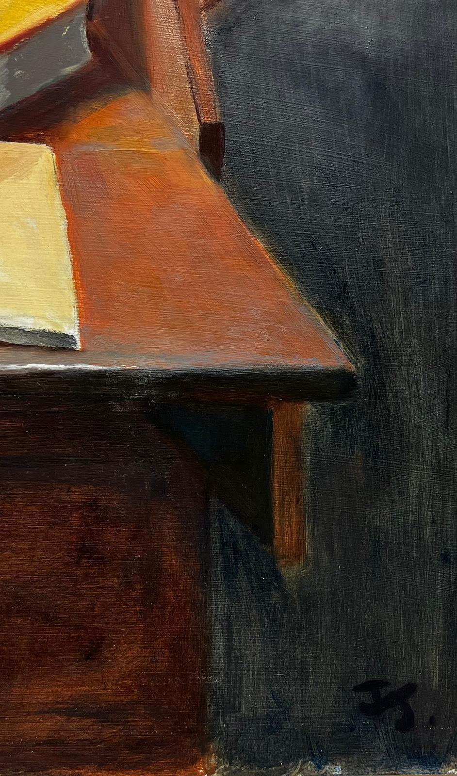 Artista/ Scuola: Jill Jackson, contemporanea britannica, iniziali firmate in basso a destra

Titolo: Scena di interni con uno scrittoio o una scrivania, illuminata dal caldo bagliore di una lampada. Colori marroni, arancioni e beige. 

Medium: olio